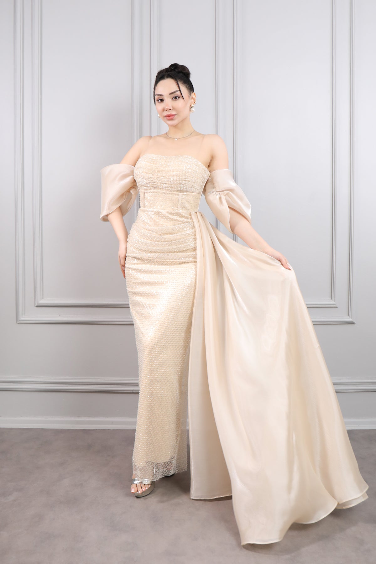 فستان سهرة سترابلس باكمام متحركة وذيل جانبي مقاس كبير -بيج