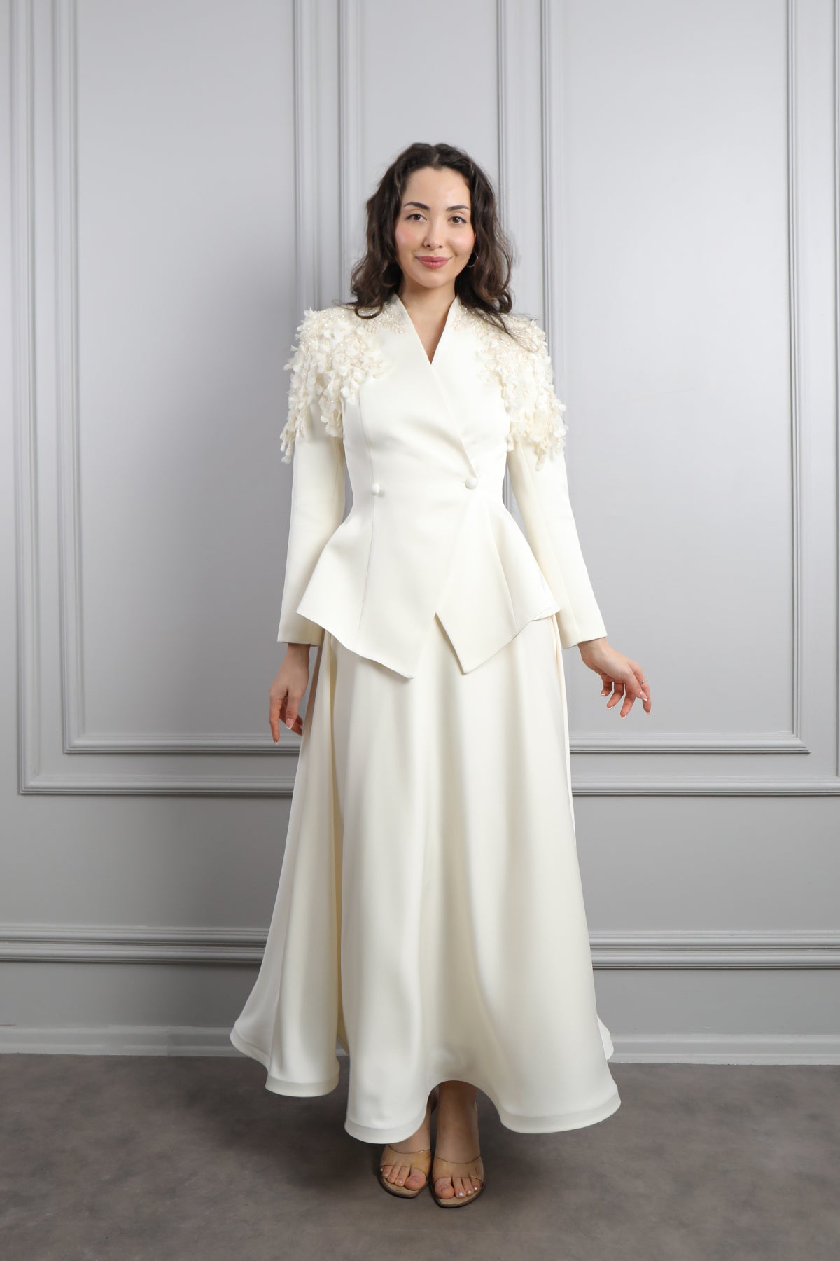 طقم تنورة ساتان وجاكيت مزين بورود عالاكتاف -سكري