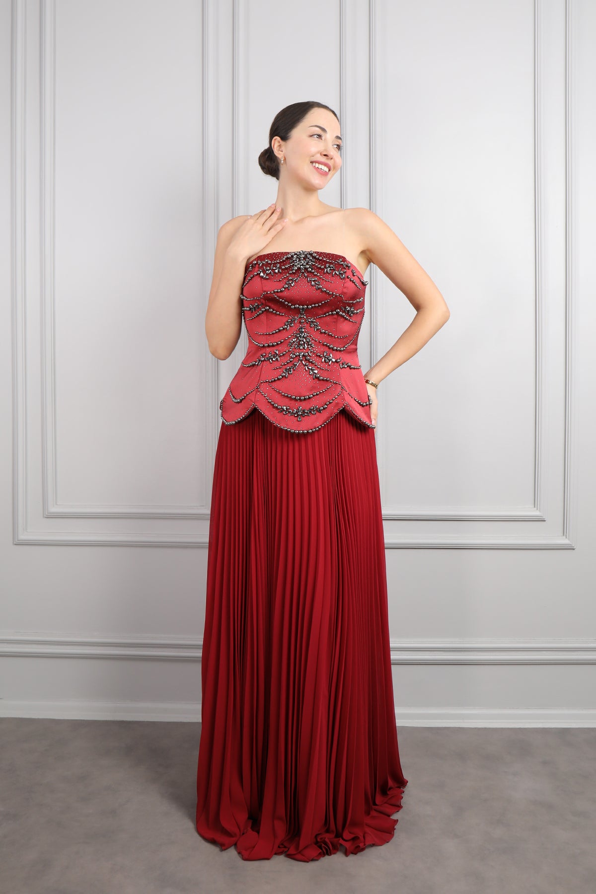 فستان سهرة سترابلس مطرز بالخرز واللؤلؤ بتنورة تكسيرات -عودي