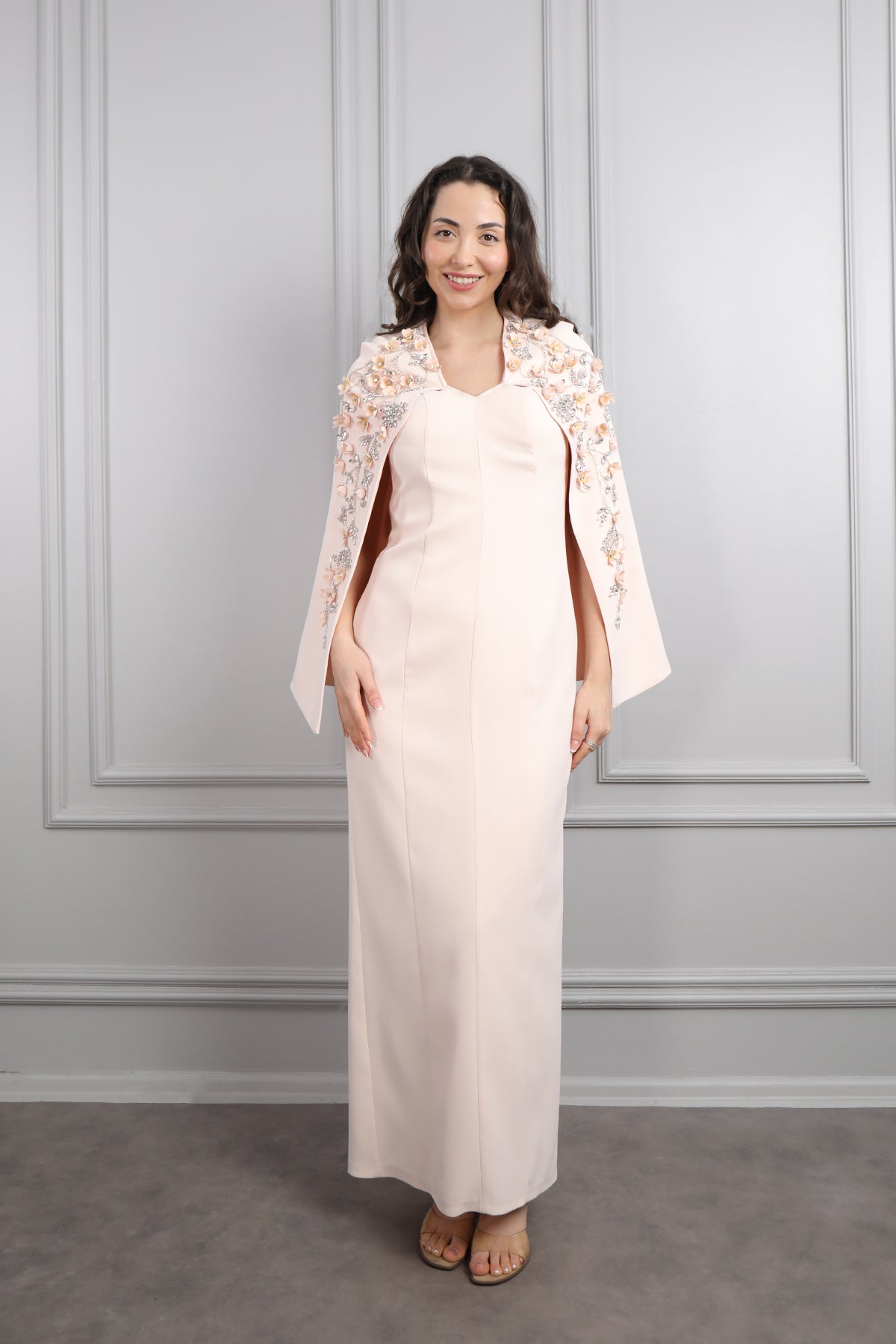 فستان سهرة بتفصيل كايب عالكتف بتطريزات كريستالية مقاس كبير -بمبي