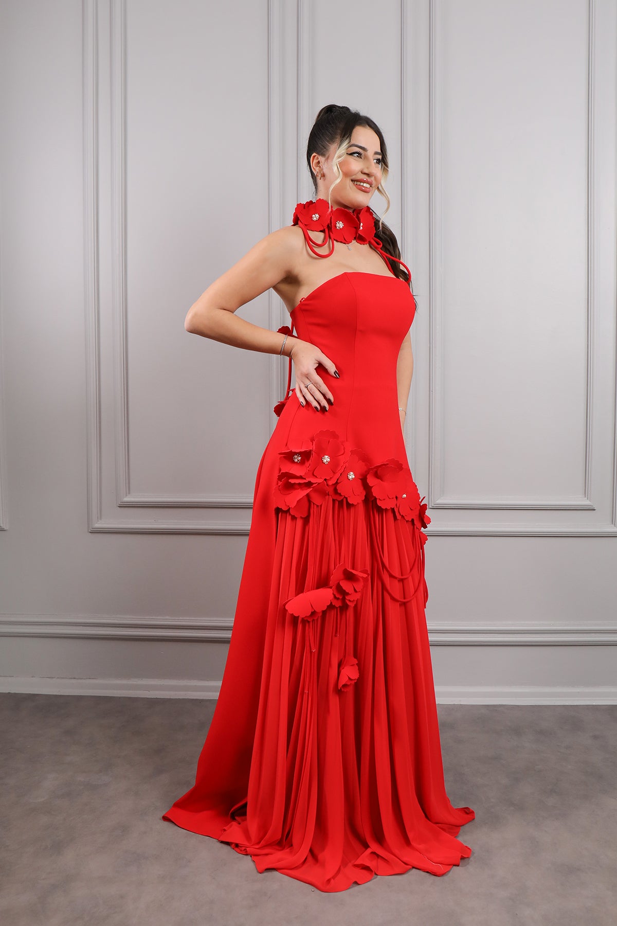 فستان سهرة سترابلس مزين بالورود بتنورة مكسرة -احمر