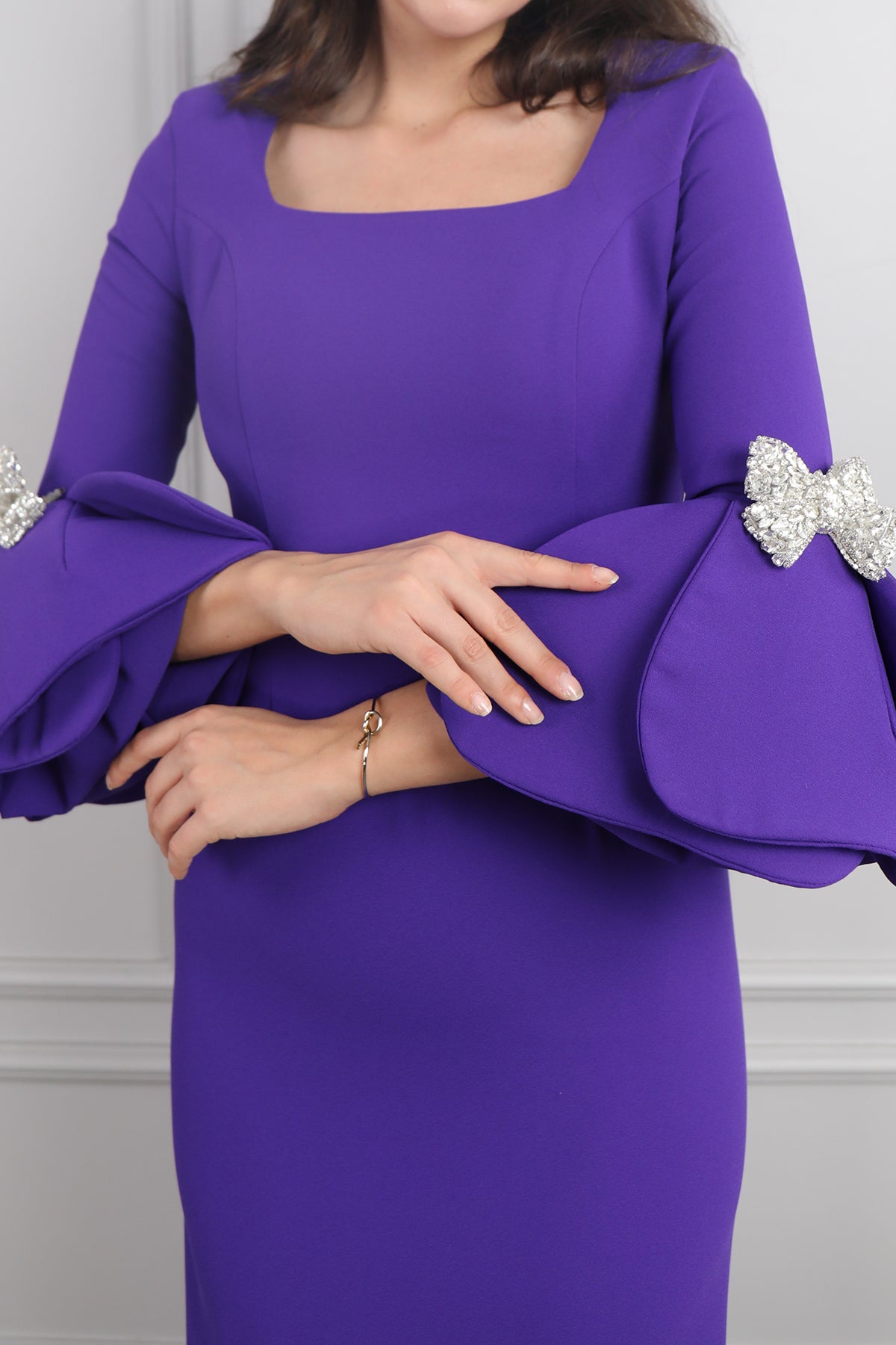 فستان سهرة بياقة مربعة واكمام منتفخة بفيونكة كريستالية -موفي