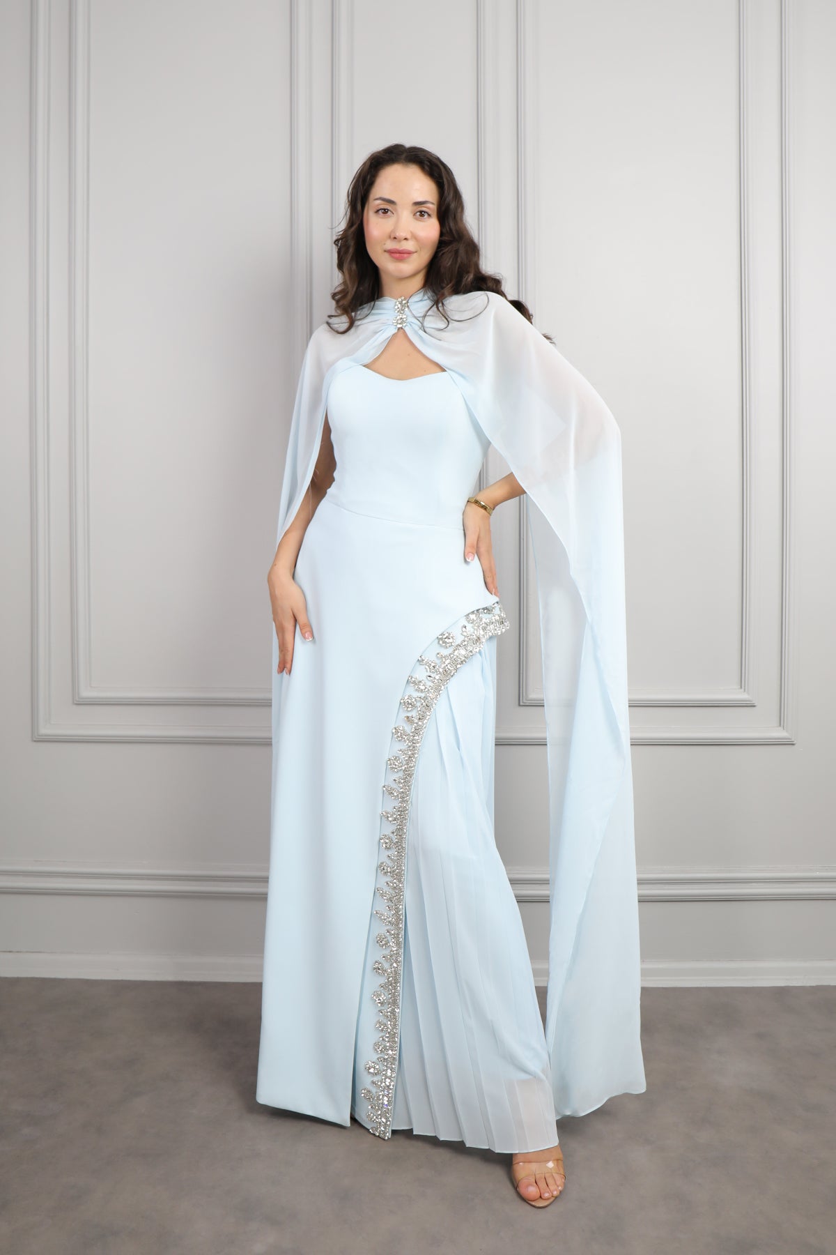 فستان سهرة سترابلس بتطريزات كريستالية و وشاح في العنق -سماوي