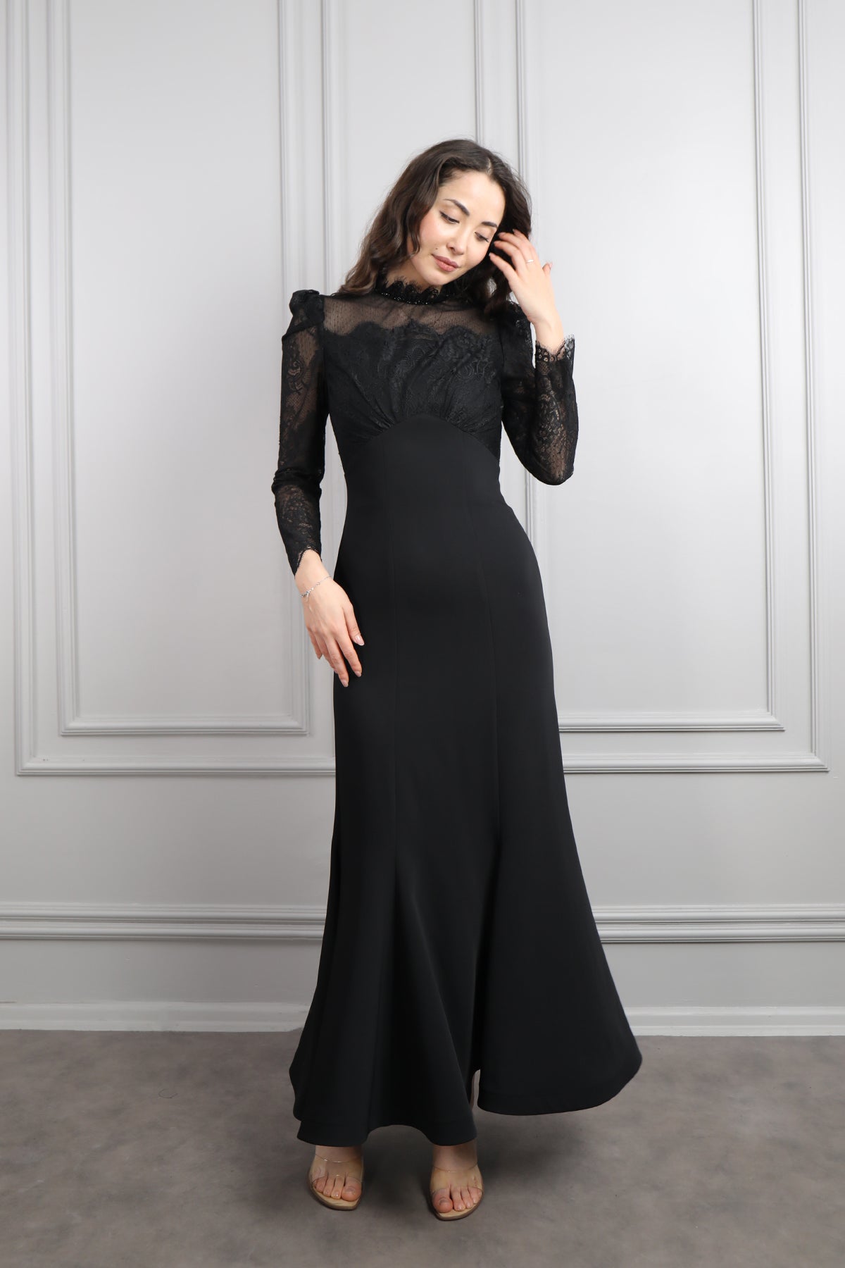 فستان بتصميم دانتيلي وتفاصيل شفافة -اسود