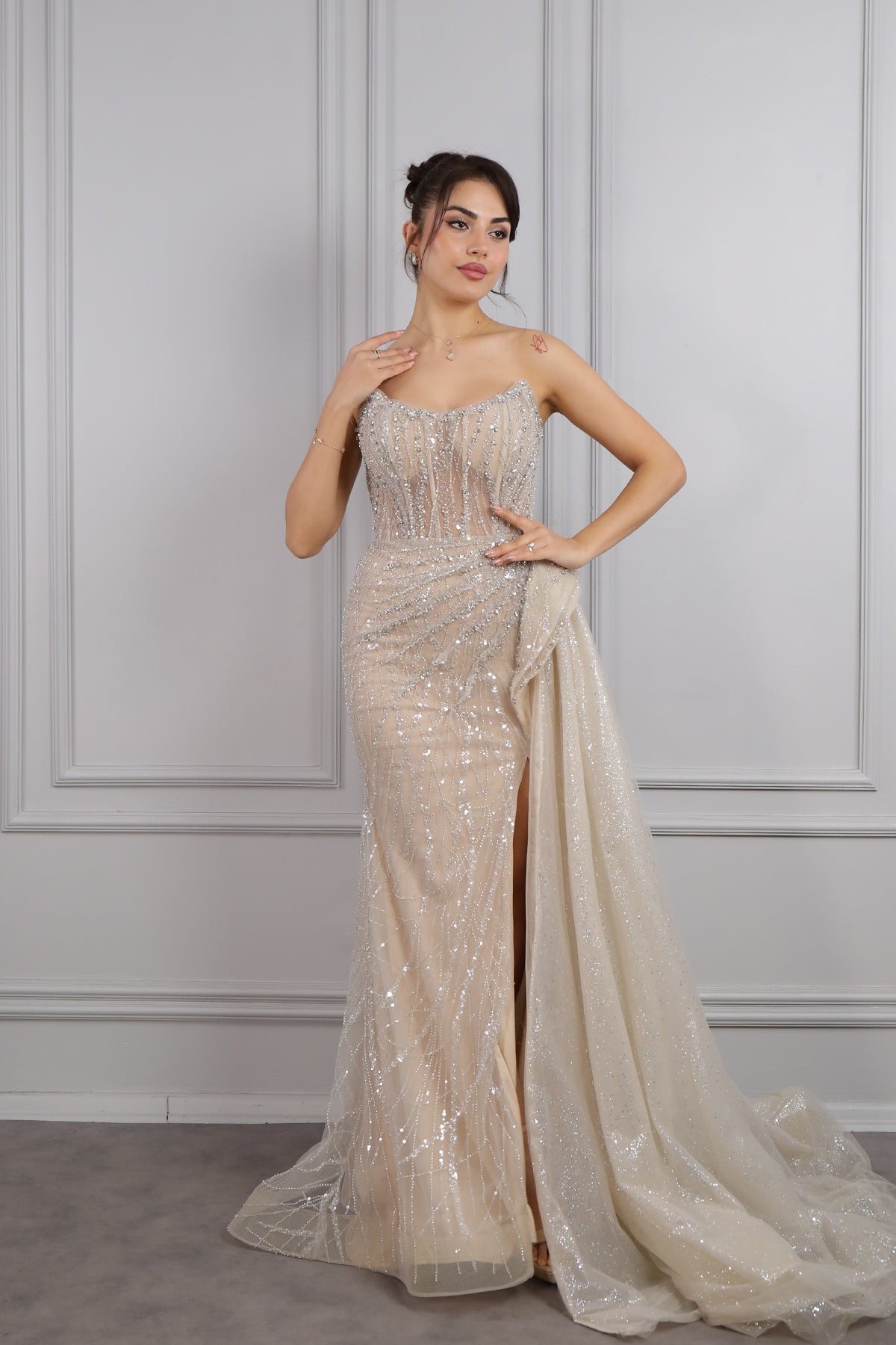 فستان سهرة سترابلس مطرز بالكريستالات من " المجموعة الخاصة" -بيج