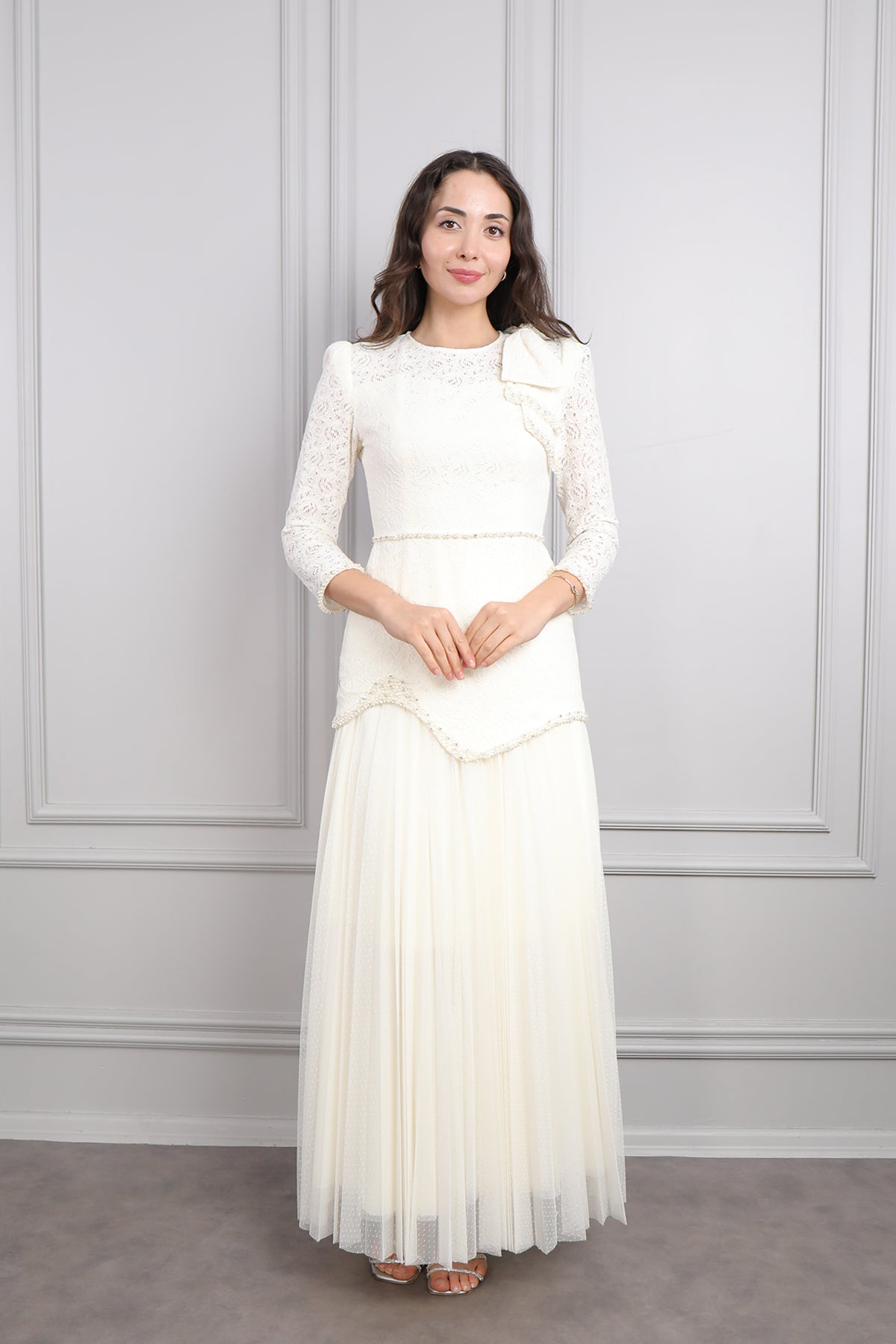 طقم تنورة بتفاصيل دانتيل بفيونكة عالكتف وتطريزات خرز ولؤلؤ -سكري