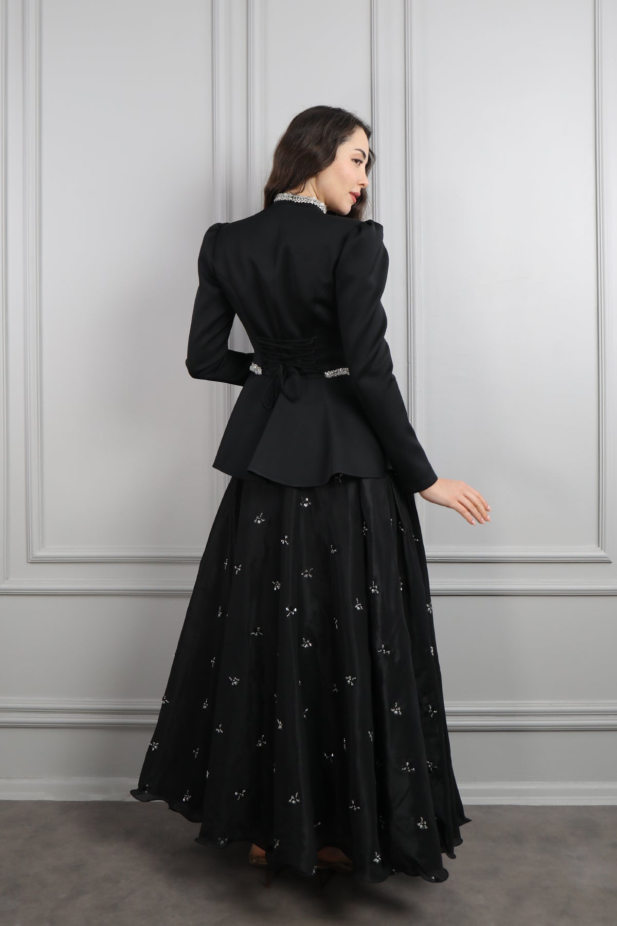 طقم تنورة مزين بتطريزات مع جاكيت مطرز بالفصوص -اسود