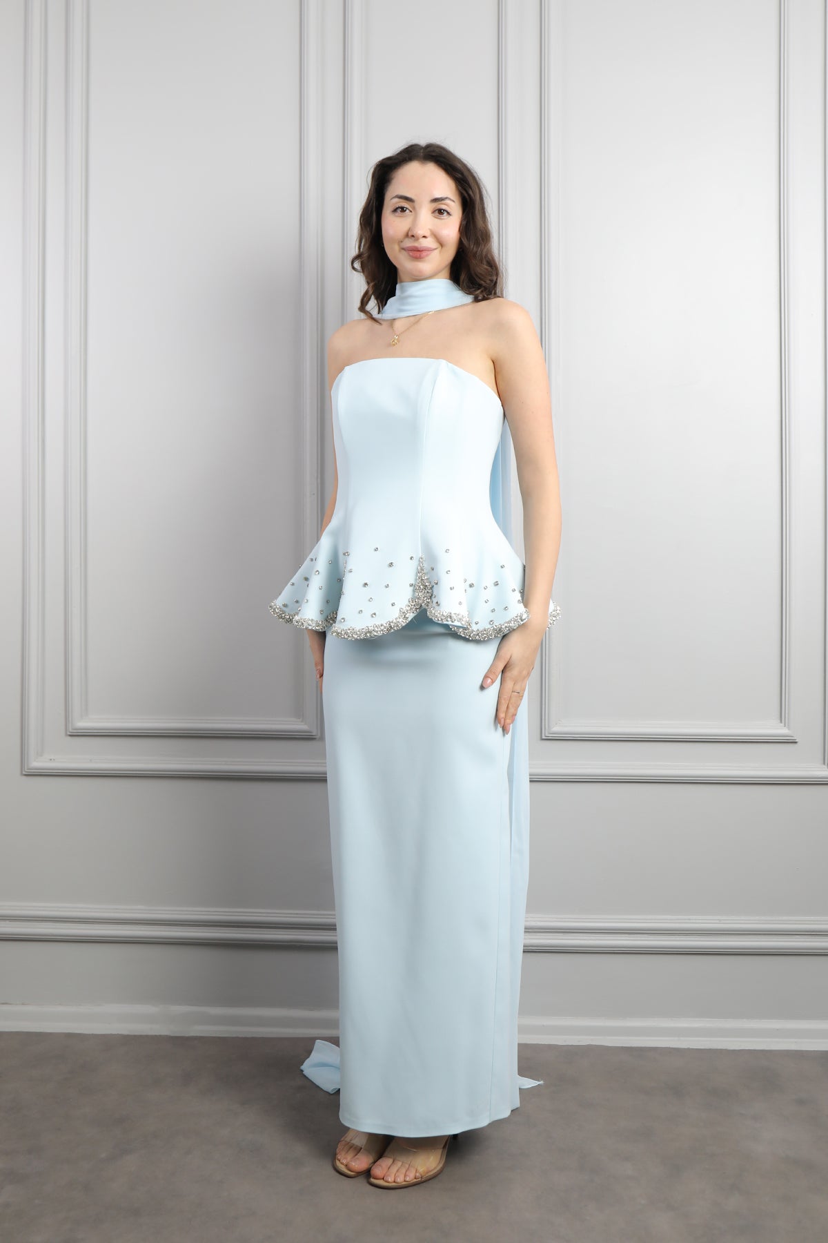 فستان سهرة سترابلس مزين بالكريستالات مع وشاح -ازرق