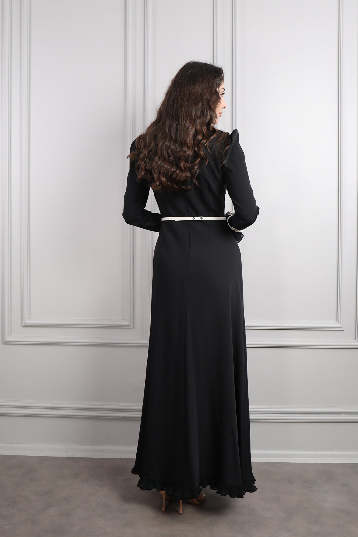 فستان ساتر بتفاصيل كشكشة وحزام فيونكة -اسود