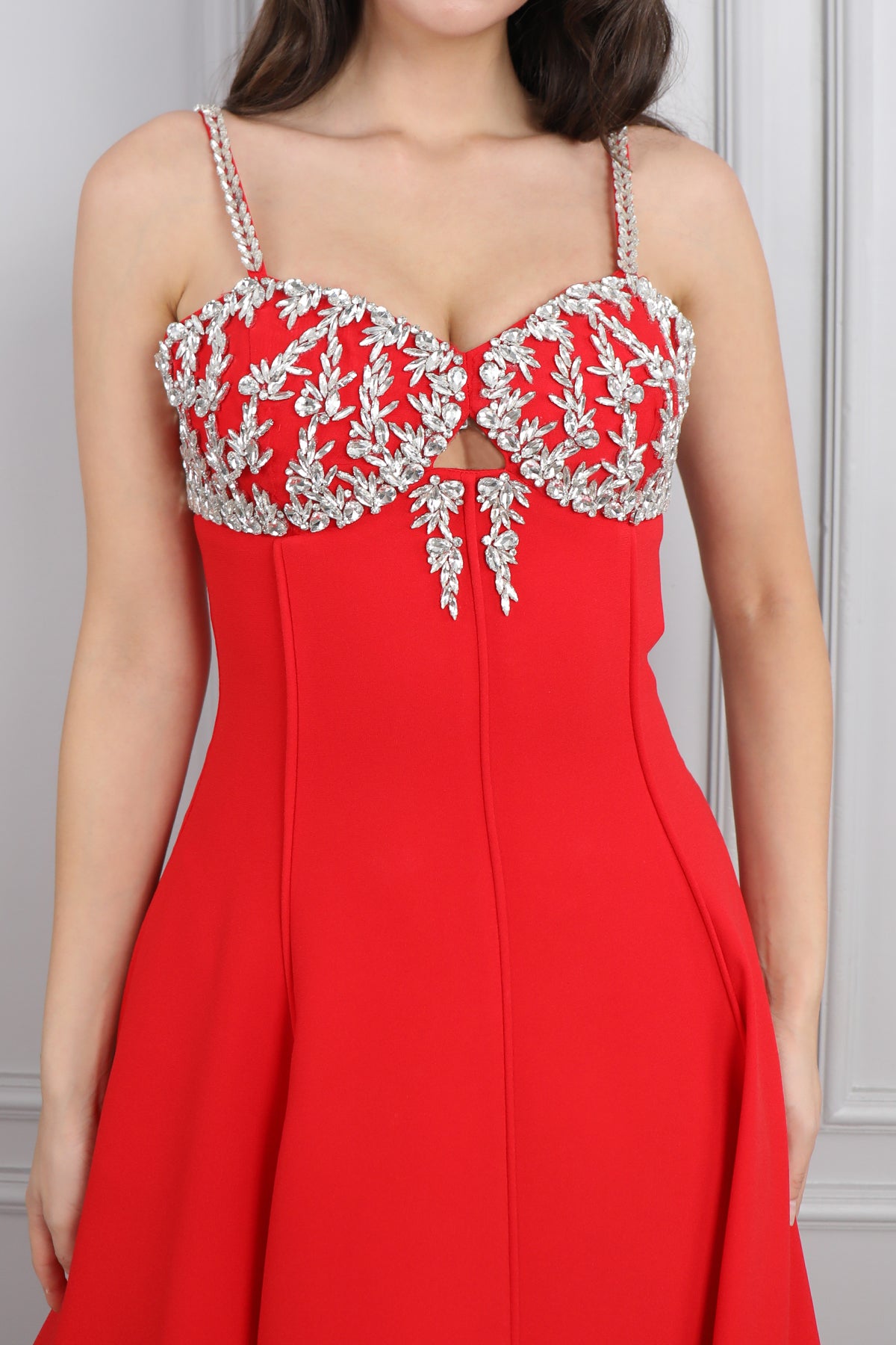 فستان سهرة ميدي بحمالات رفيعة بتطريزات كريستالية -احمر