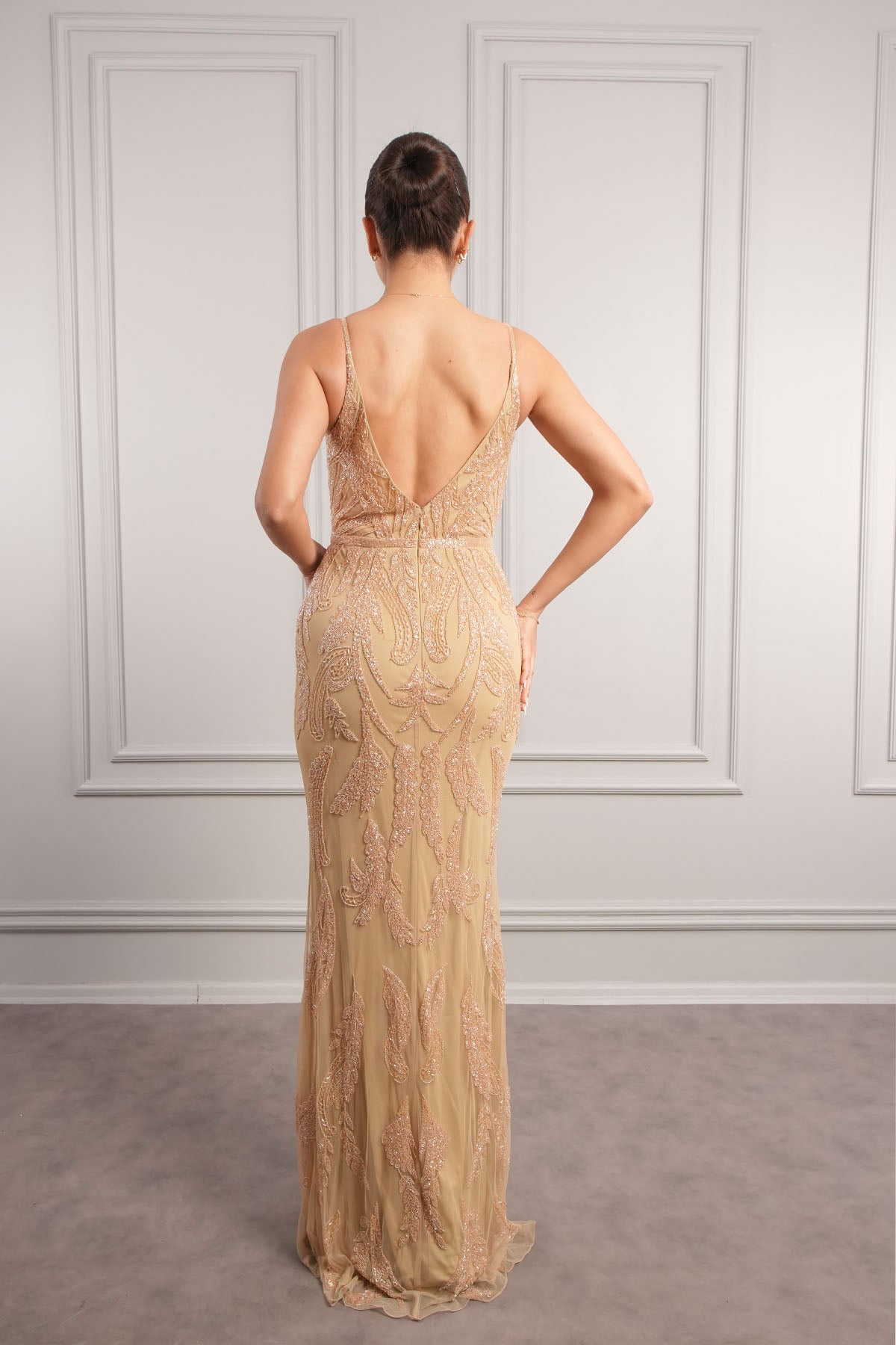 فستان سهرة طويل بحمالات رفيعة وياقة مفتوحة مطرز بالخرز من"المجموعة الخاصة" -ذهبي