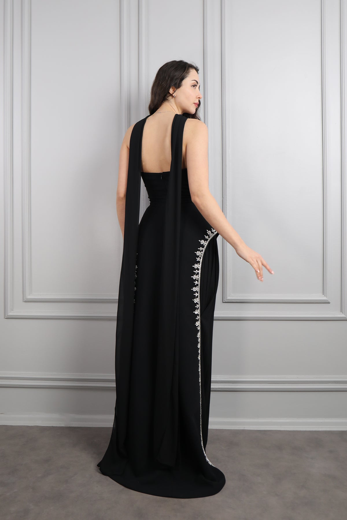 فستان سهرة سترابلس مزين بالكريستالات عالجانبين وتفصيل شال -اسود