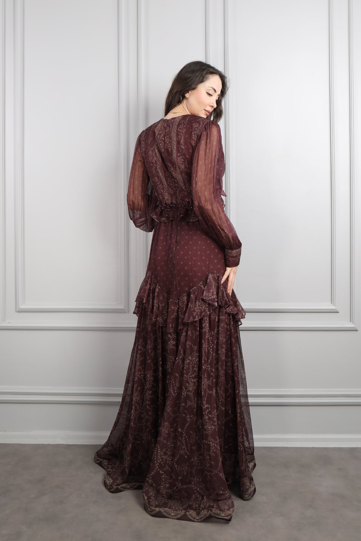 فستان شيفون بياقة مثلثة وتفاصيل كشكشة مقاس كبير -عودي