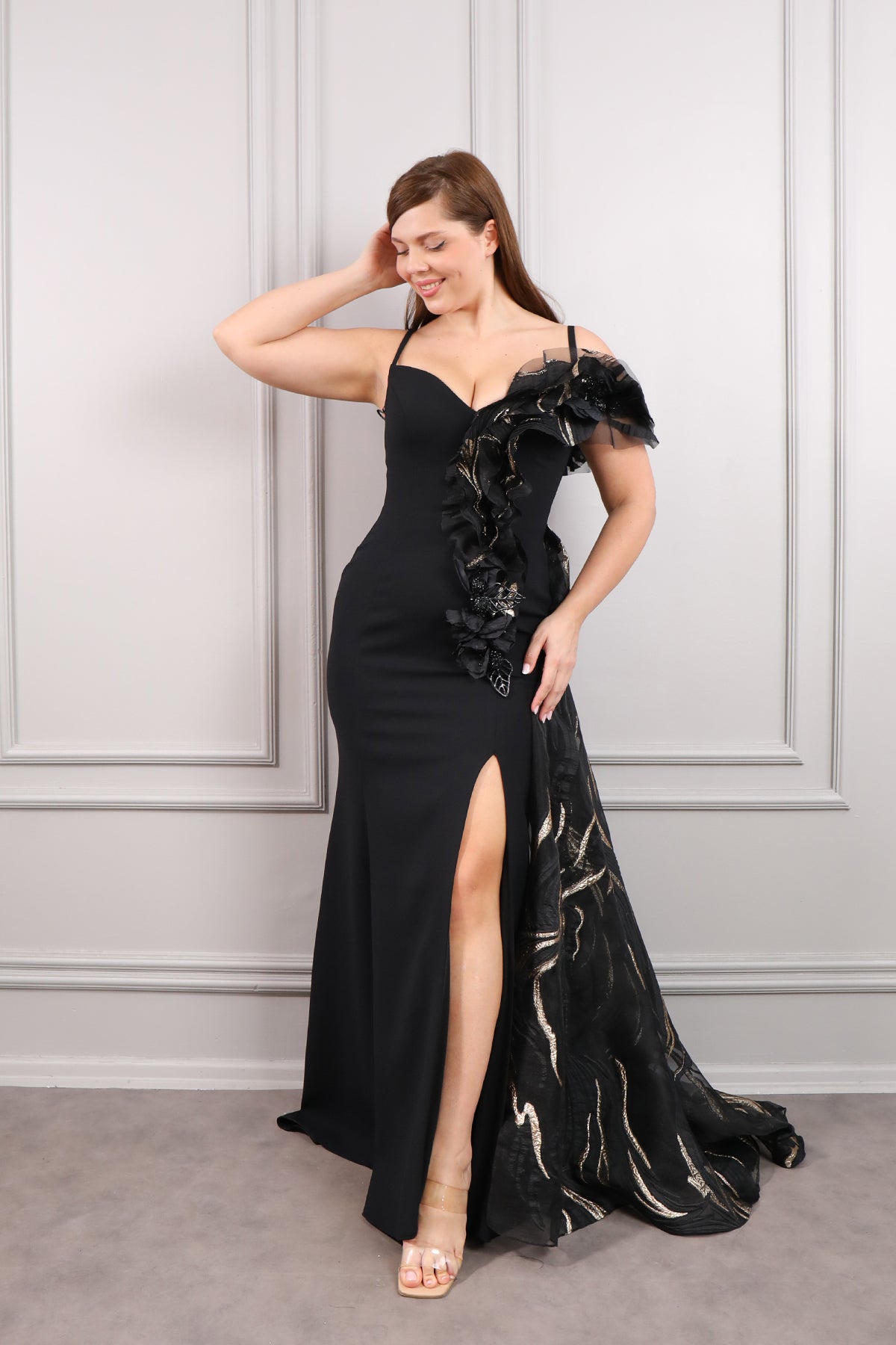 فستان سهرة بحمالات رفيعة بكشكشة في الامام بفتحة امامية وذيل مقاس كبير -اسود-ذهبي