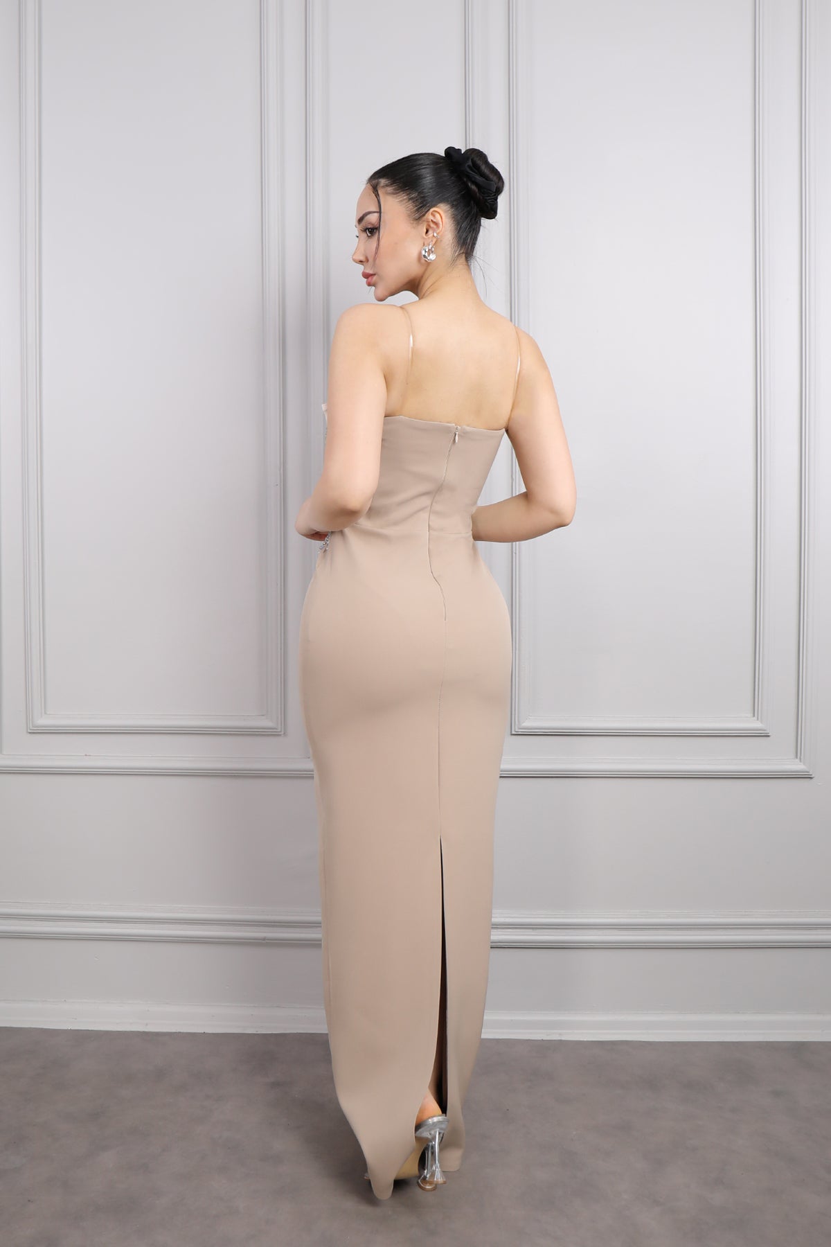 فستان سهرة سترابلس بتطريزات كريستالية وذيل من الخصر -بيج