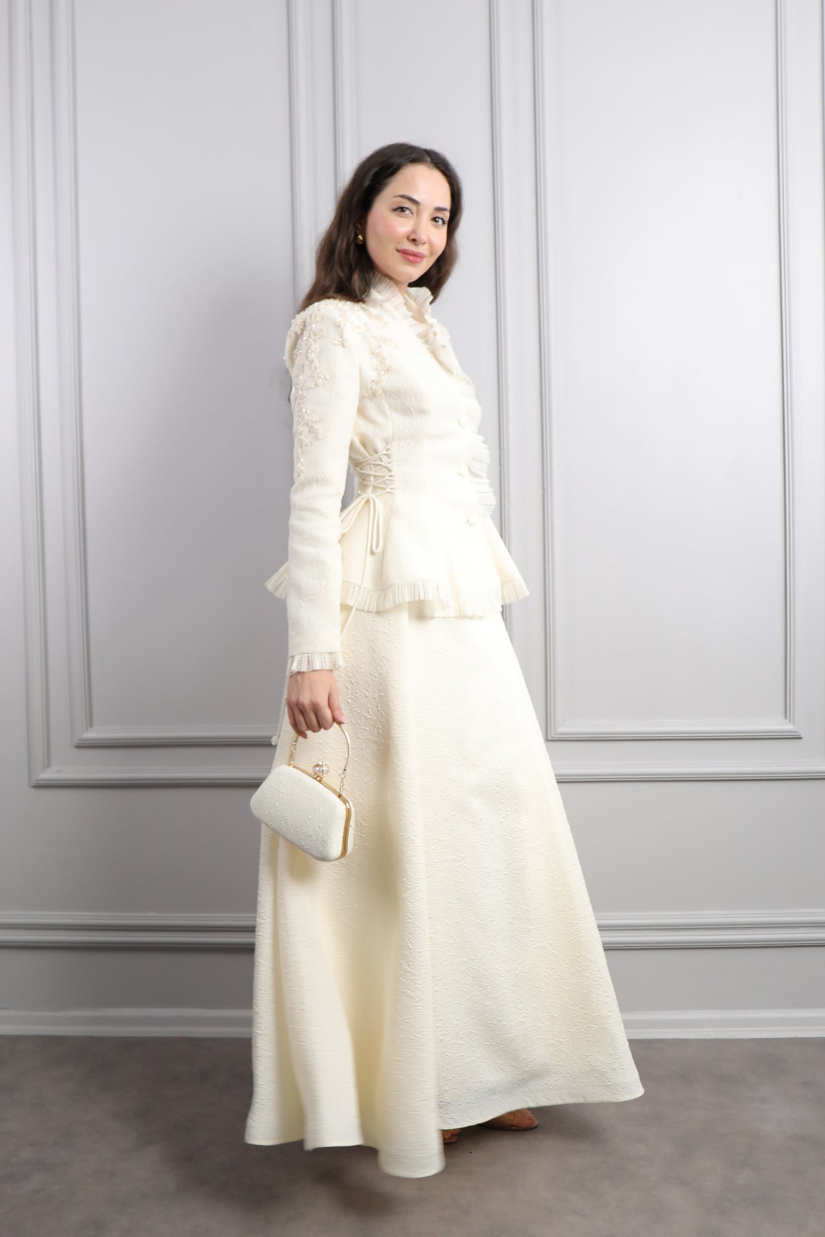 طقم تنورة وجاكيت بتفاصيل كشكشة وتطريزات خرزية مع اكسسوار شنطة -سكري