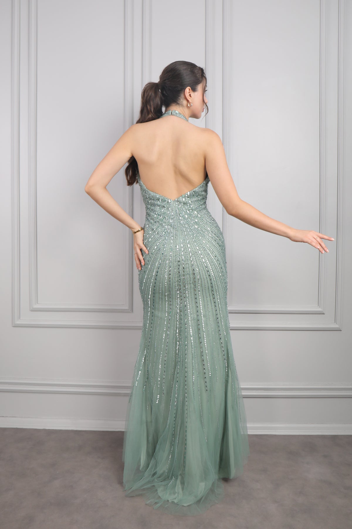 فستان سهرة بحمالات عالرقبة مطرز بالكامل بالكريستالات من "المجموعة الخاصة" -اخضر