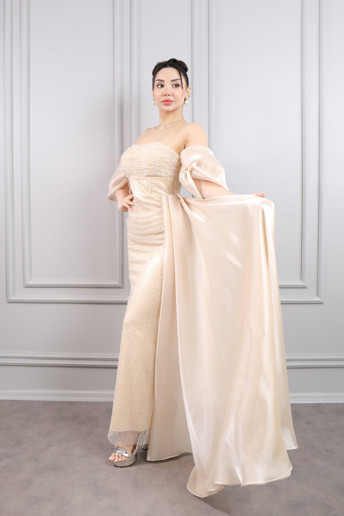 فستان سهرة سترابلس باكمام متحركة وذيل جانبي مقاس كبير -بيج