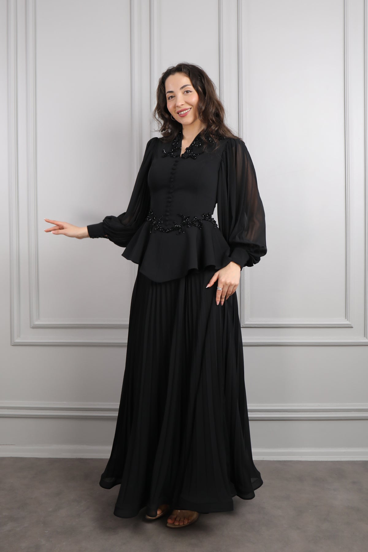 طقم تنورة بتكسيرات وتوب مزين بازرار وتطريزات خرزية -اسود