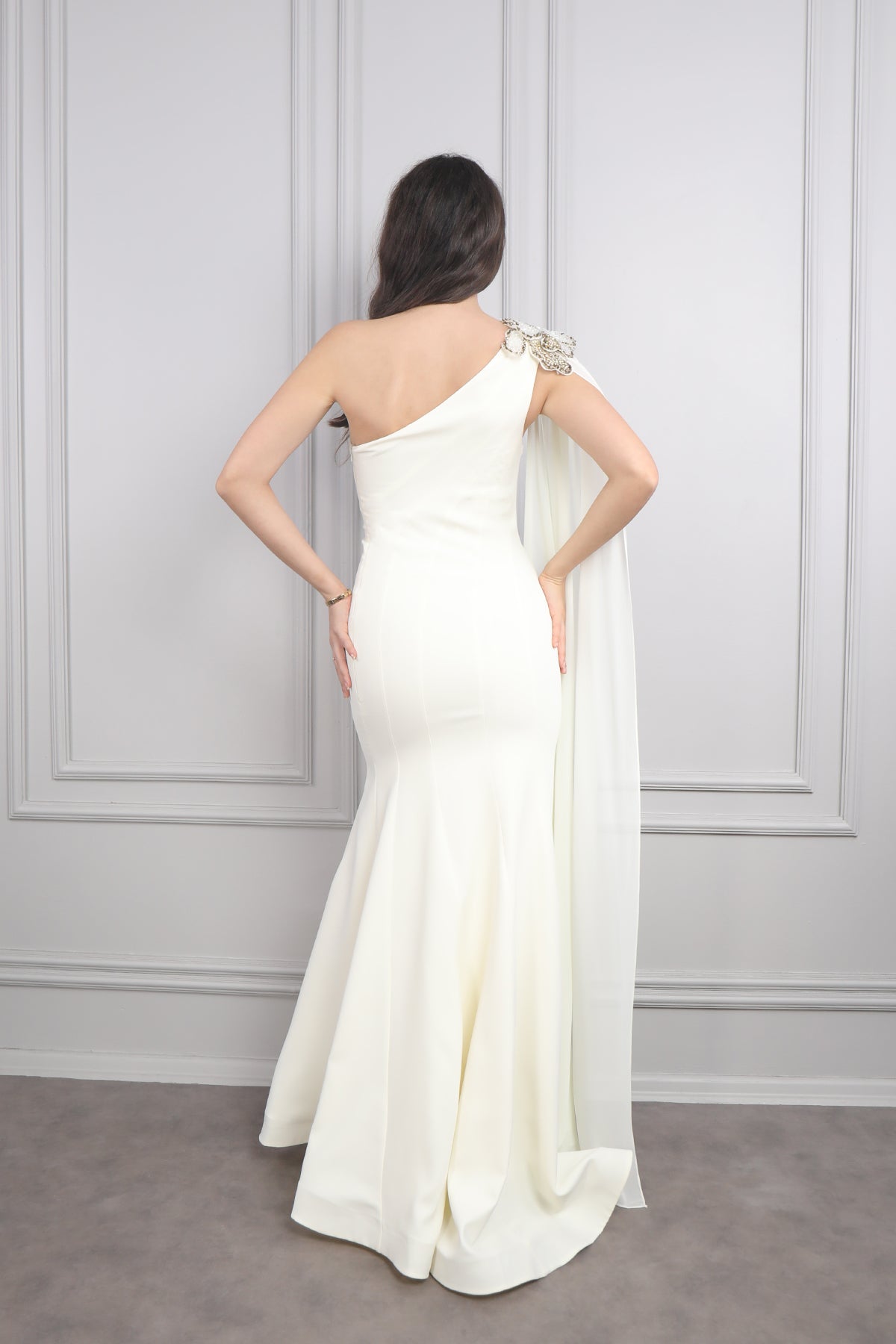 فستان سهرة بكتف واحد بتفصيل كايب مزين بورود خرزية -سكري