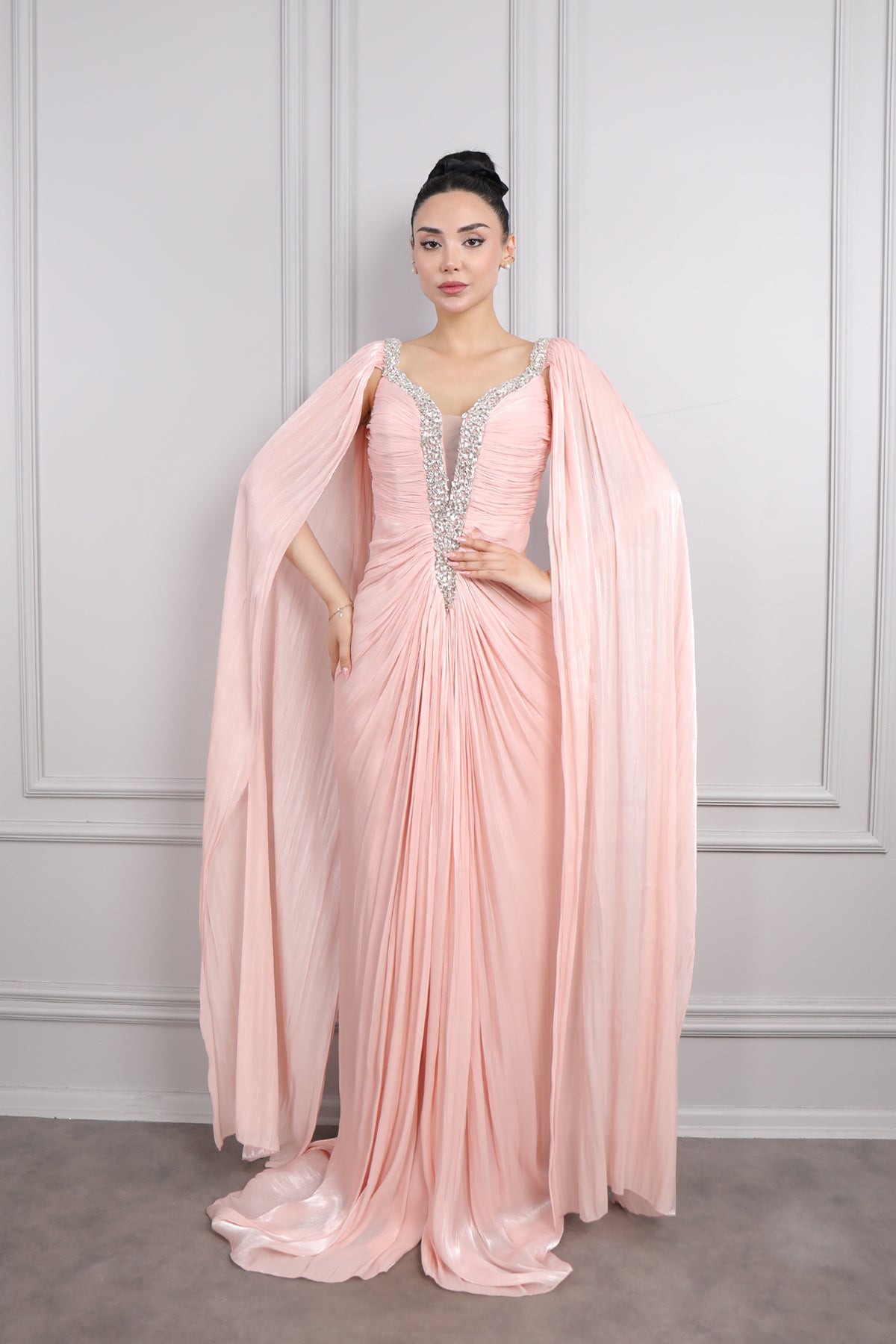 فستان سهرة لامع بكايب عالاكتاف بفتحة كبيرة في الصدر مطرز بالكريستالات -بمبي