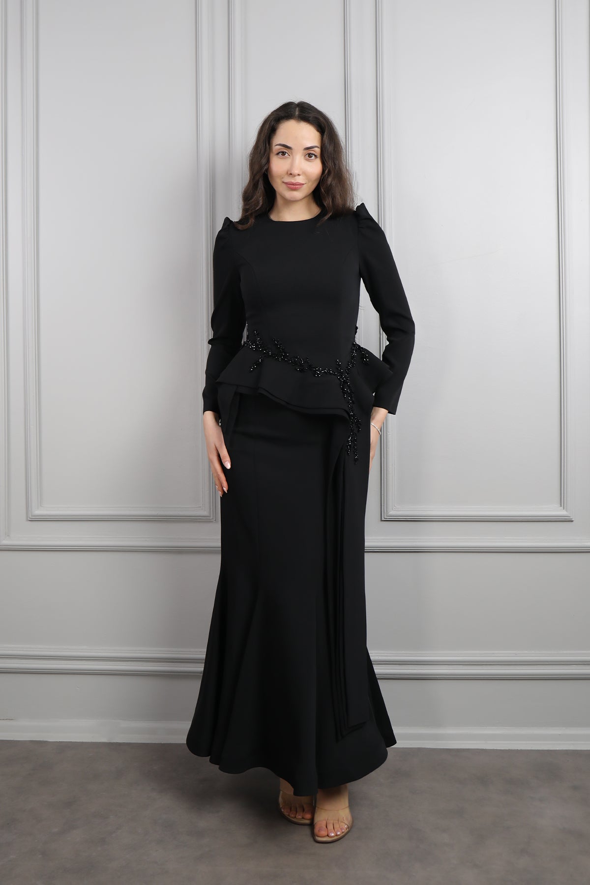 طقم تنورة وتوب مزين بالخرز بتفصيل ذيل من الخصر -اسود