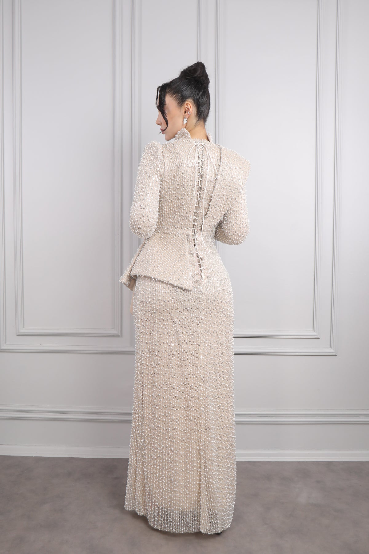 فستان سهرة خناقي مطرز باللؤلؤ بالكامل للمحجبات -بيج