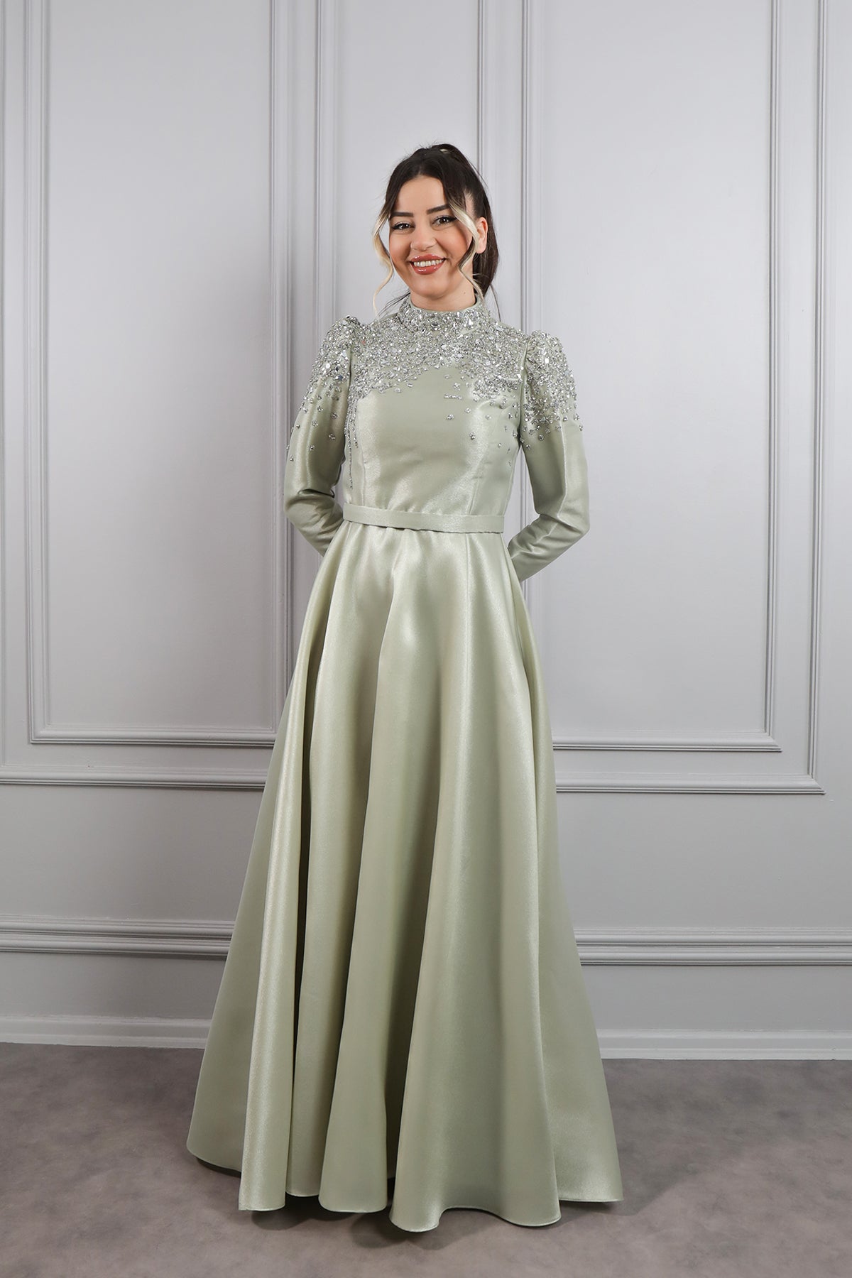 فستان سهرة حجاب خناقي مطرز بالكريستالات -اخضر