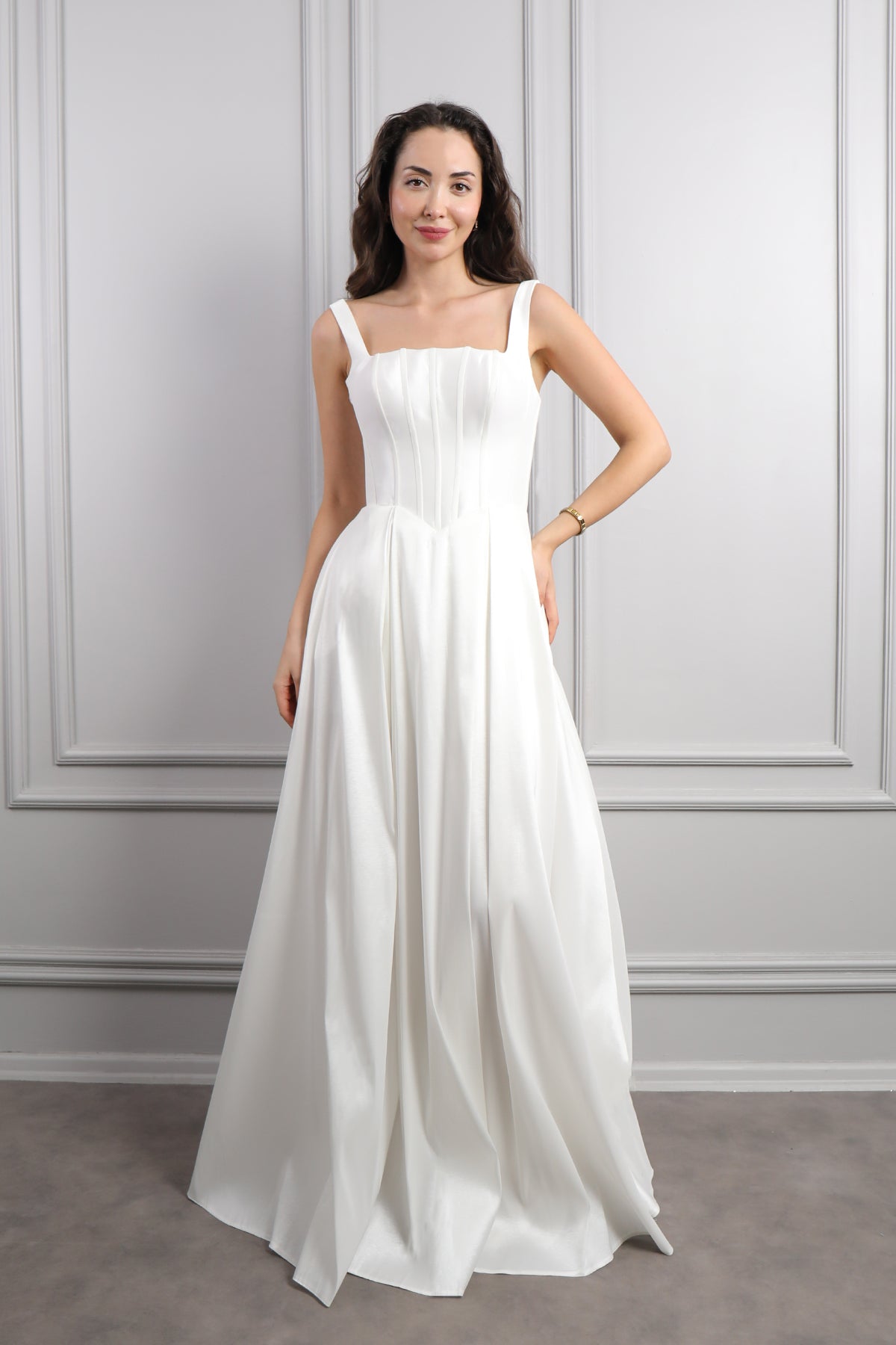 فستان سهرة بياقة مربعة بتفصيل كورسيه وفتحة جانبية -ابيض