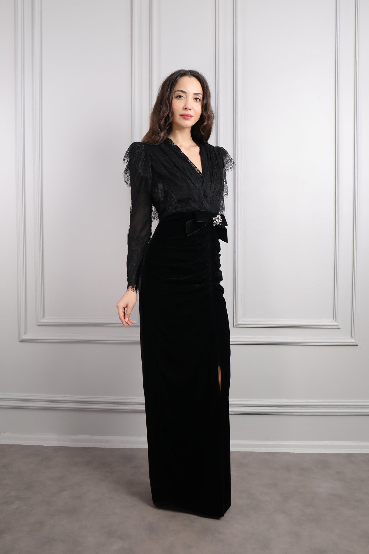 فستان مخملي مزين بدانتيل وبروش كريستالي مقاس كبير -اسود