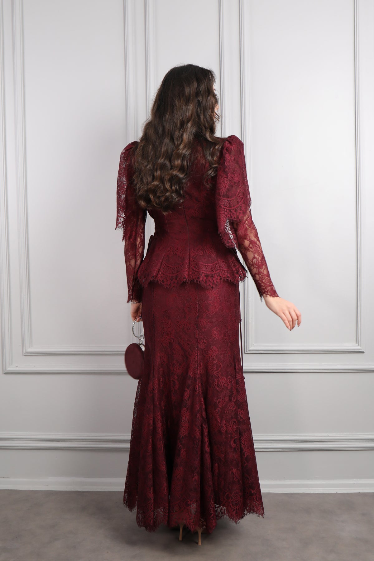 طقم دانتيل خناقي بتطريزات خرزية واكمام شفافة -عودي