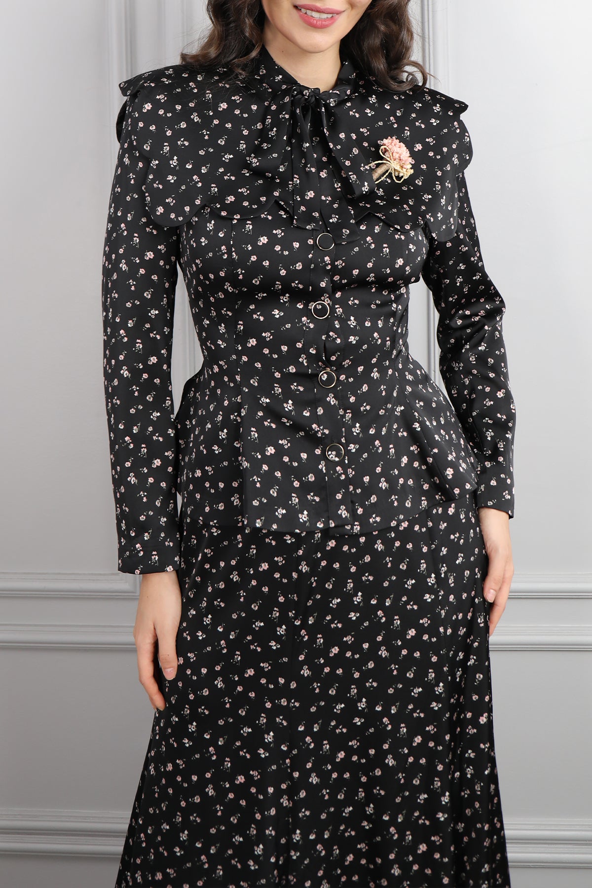 طقم تنورة وبلوزة ساتان مزخرف ورود بياقة تنربط -اسود