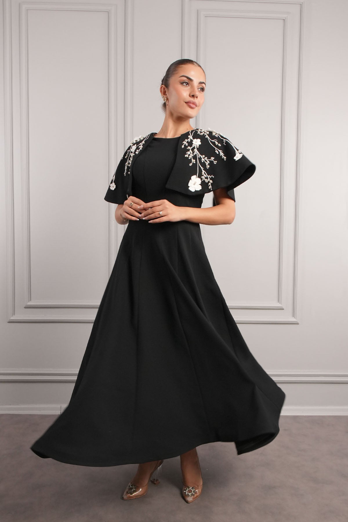 فستان سهرة ميدي مع تصميم بوليرو وتفاصيل زهور وجيوب - اسود