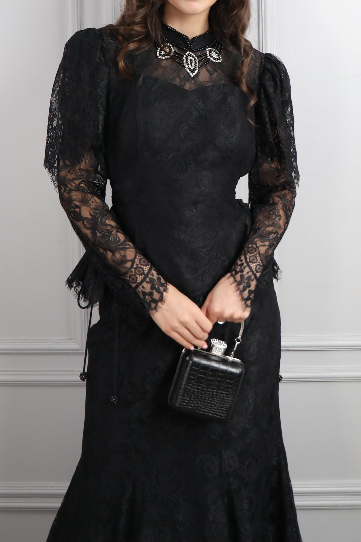 طقم دانتيل خناقي بتطريزات خرزية واكمام شفافة -اسود