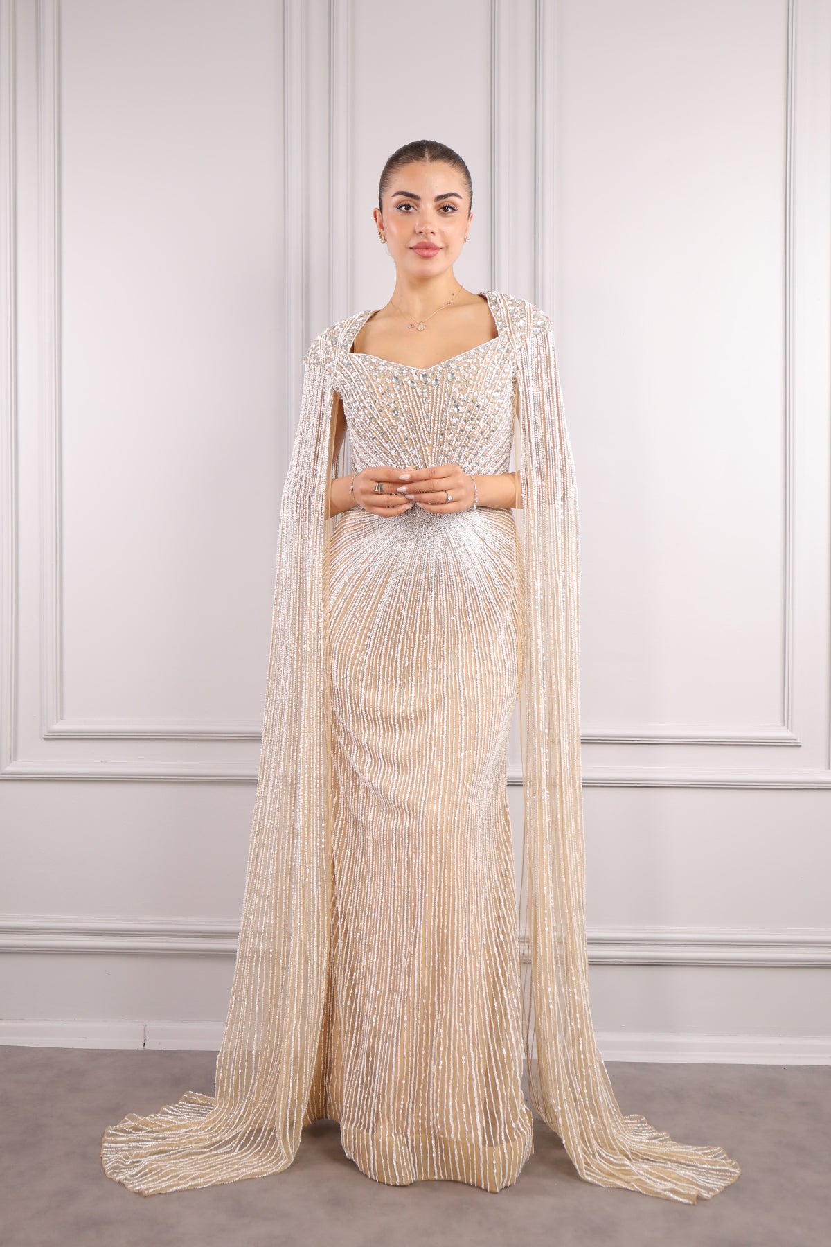 فستان سهرة بياقة مستطيلة واكتاف كاب مزينة بالكريستال والخرز من "المجموعة الخاصة" -بيج