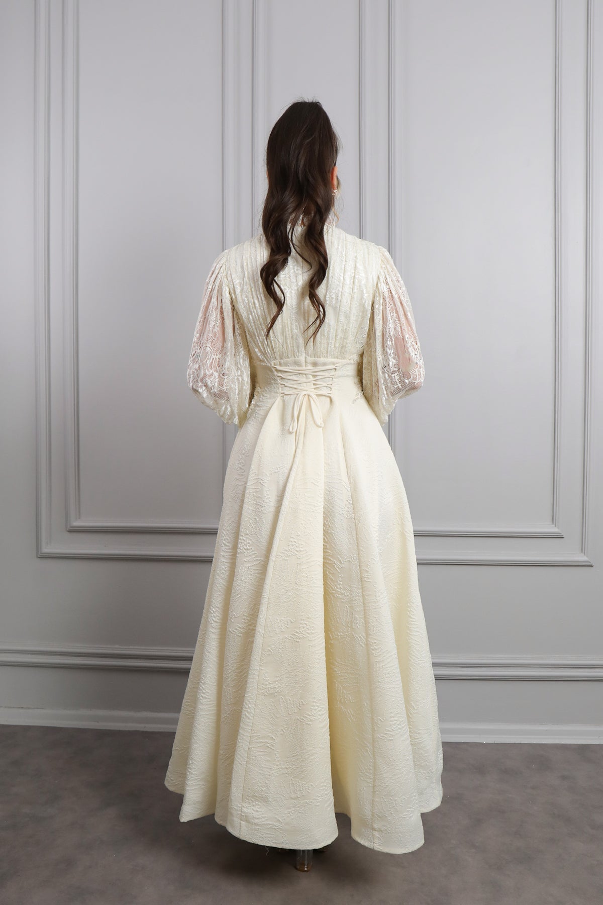 فستان ميدي باكمام شفافة مطرز باللؤلؤ في الخصر -سكري