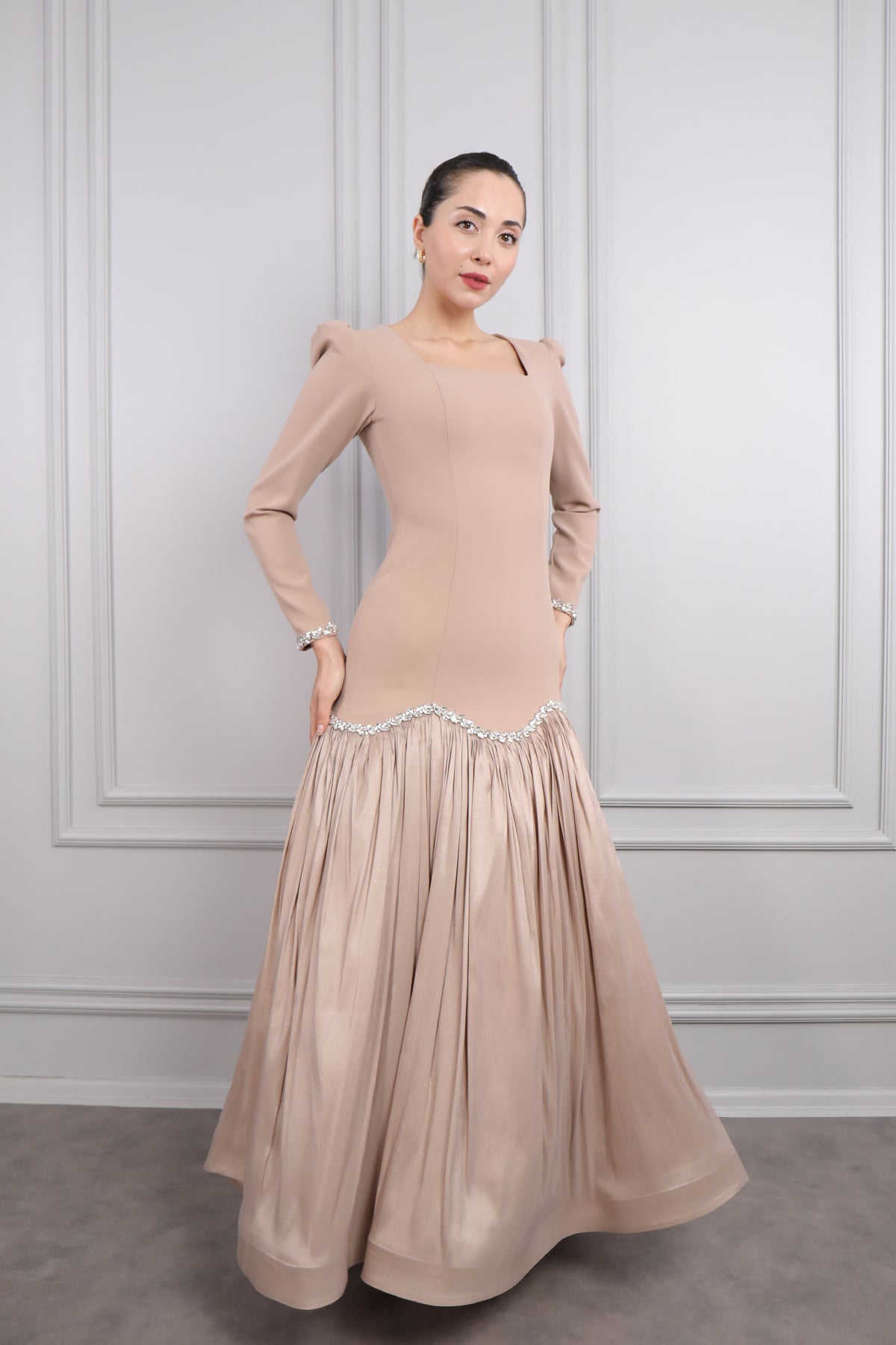 فستان سهرة بياقة مربعة وتطريزات كريستالية بتنورة منتفخة -بني