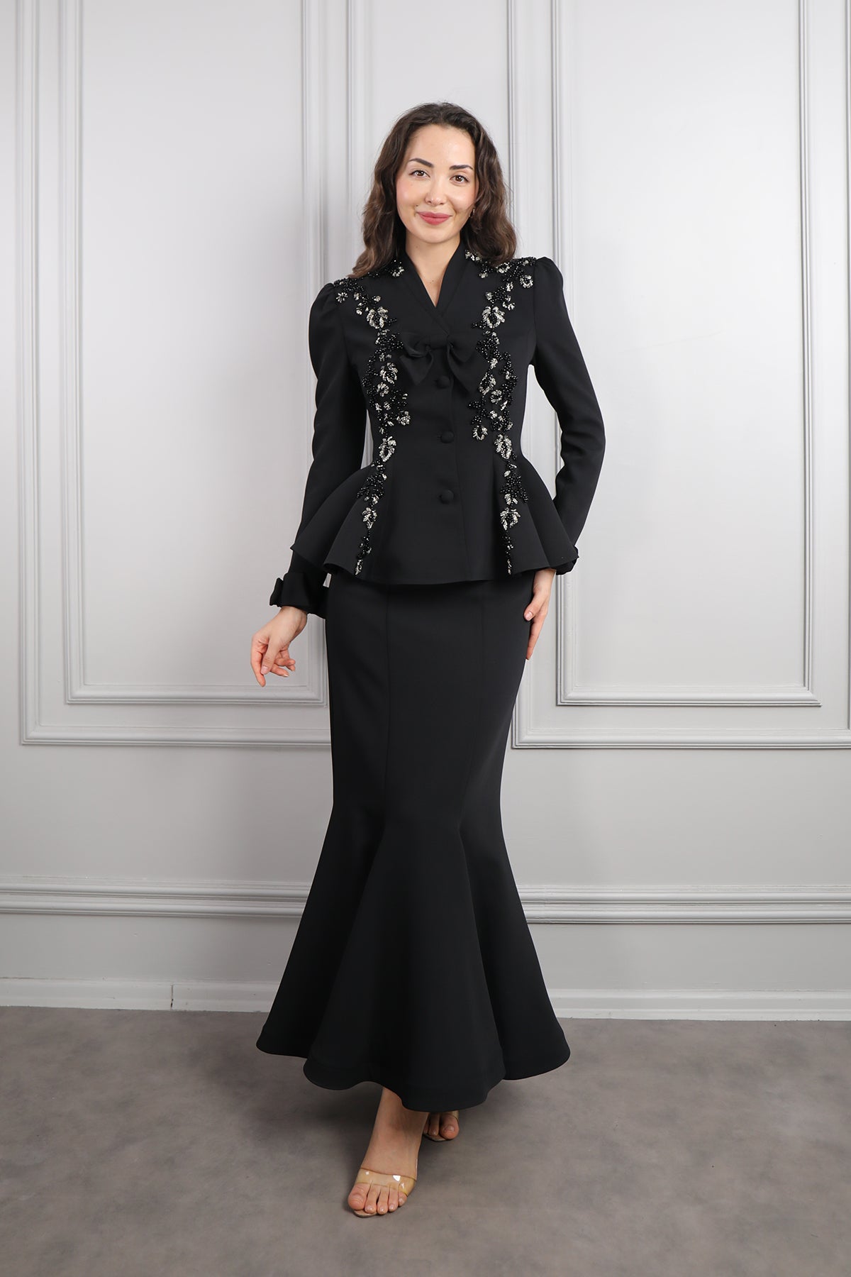 طقم تنورة وجاكيت بزينة فيونكة وتطريزات خرزية -اسود