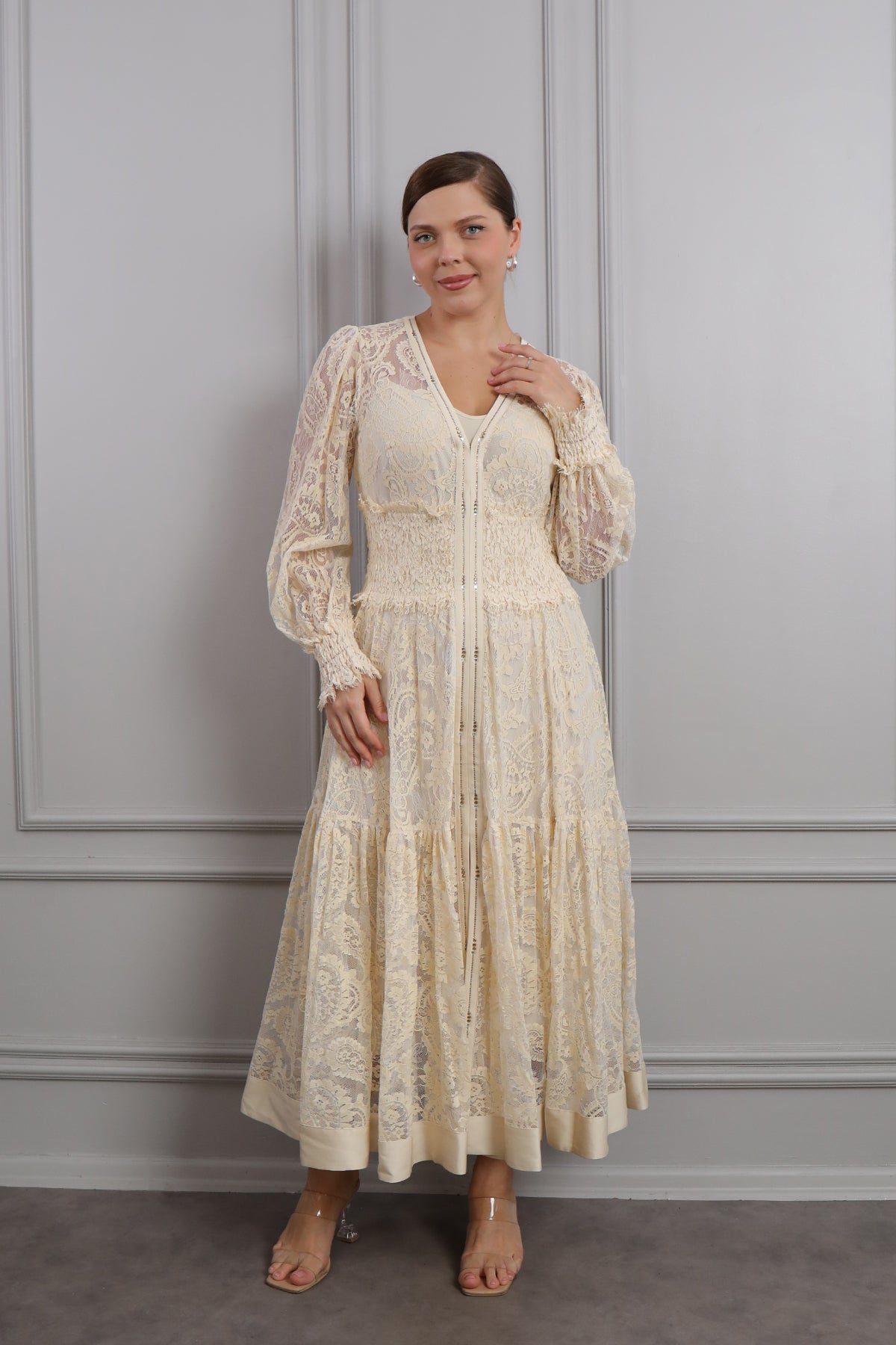 فستان ميدي بياقة شكل مثلث بتفاصيل دانتيل وفصوص مقاس كبير -سكري