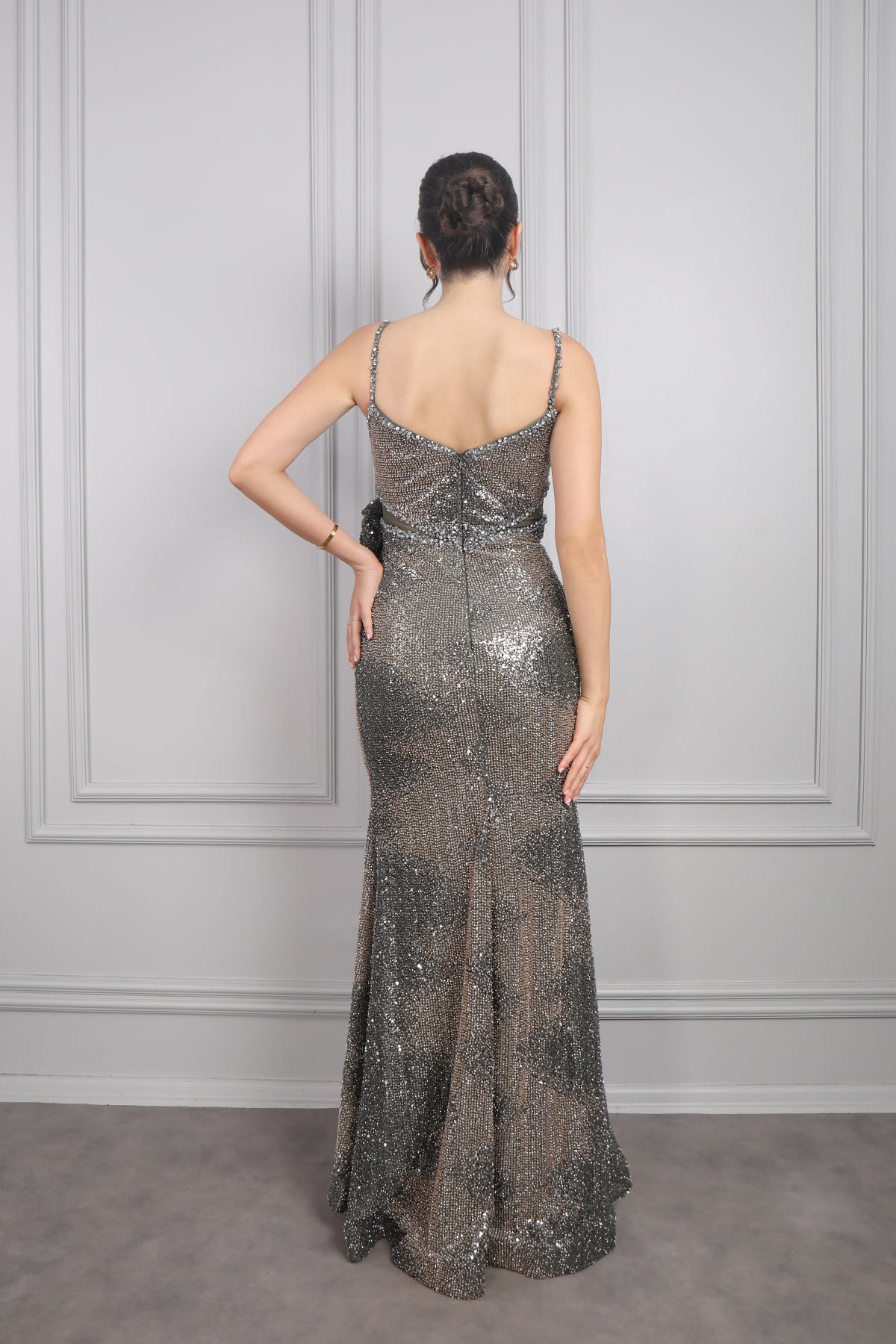 فستان سهرة بحمالات رفيعة وزينة زهرة عالخصر مطرز بالترتر من "المجموعة الخاصة" -اخضر