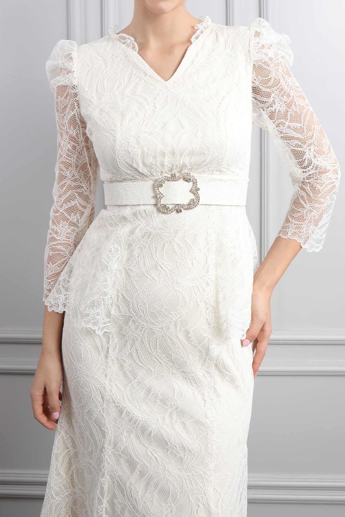 فستان ميدي دانتيل بياقة مثلثة وحزام عالخصر -سكري