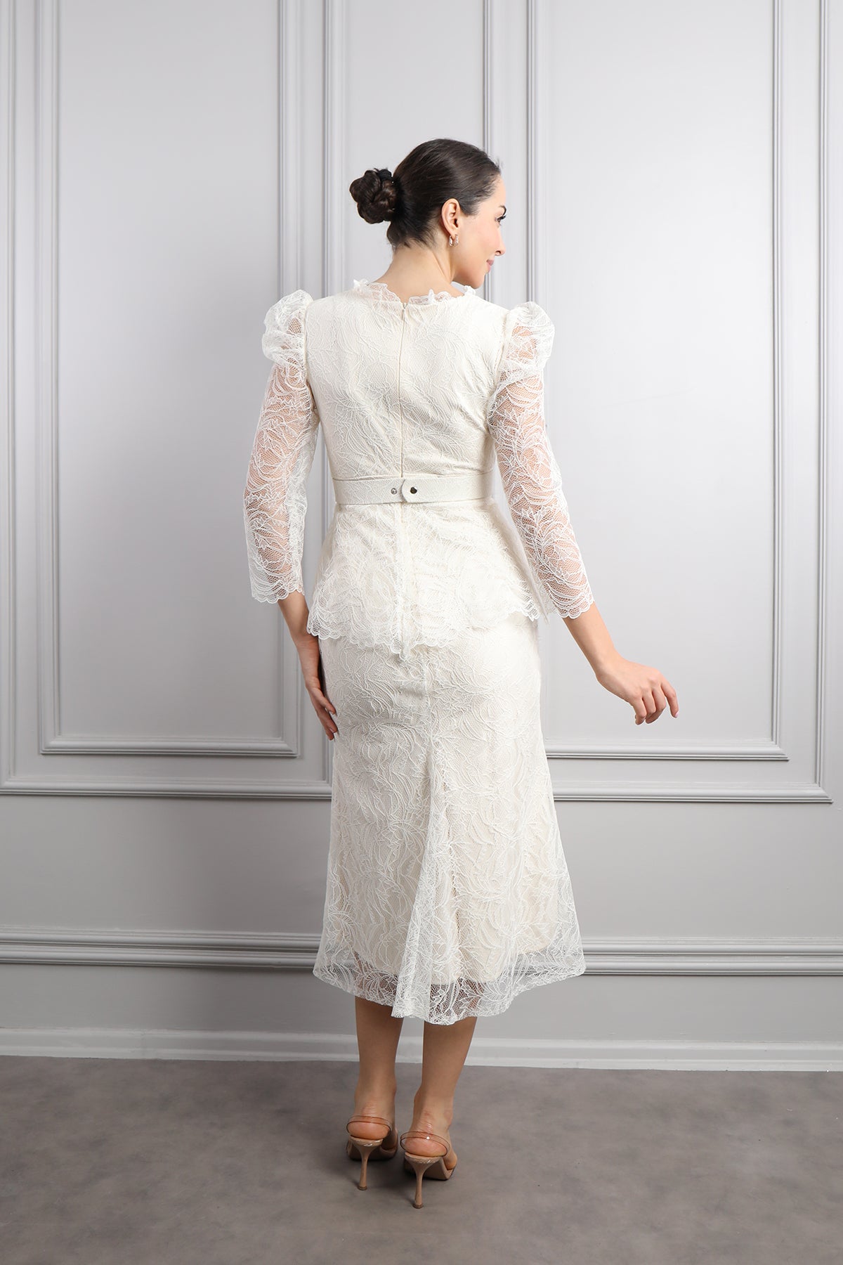 فستان ميدي دانتيل بياقة مثلثة وحزام عالخصر -سكري