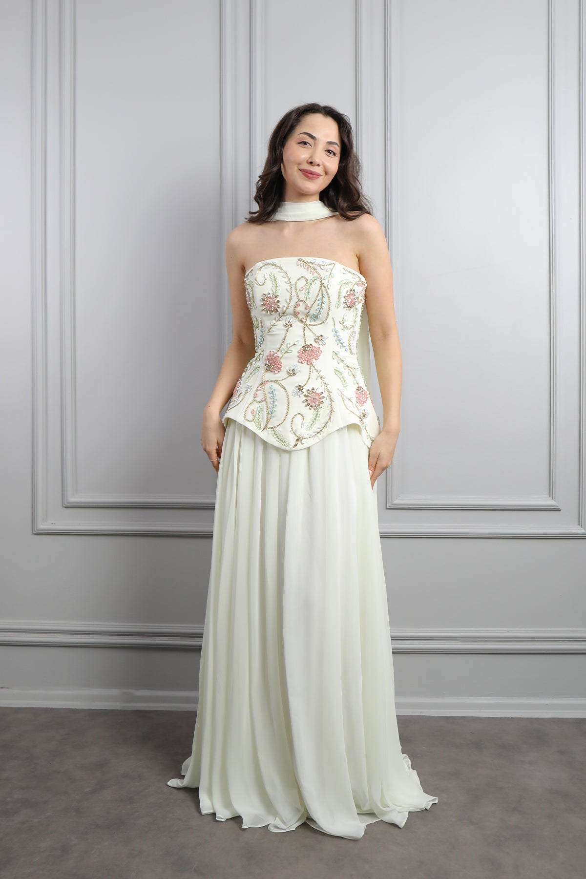 فستان سهرة شيفون بتوب سترابلس مزين بكريستالات ورود مع شال -بيج