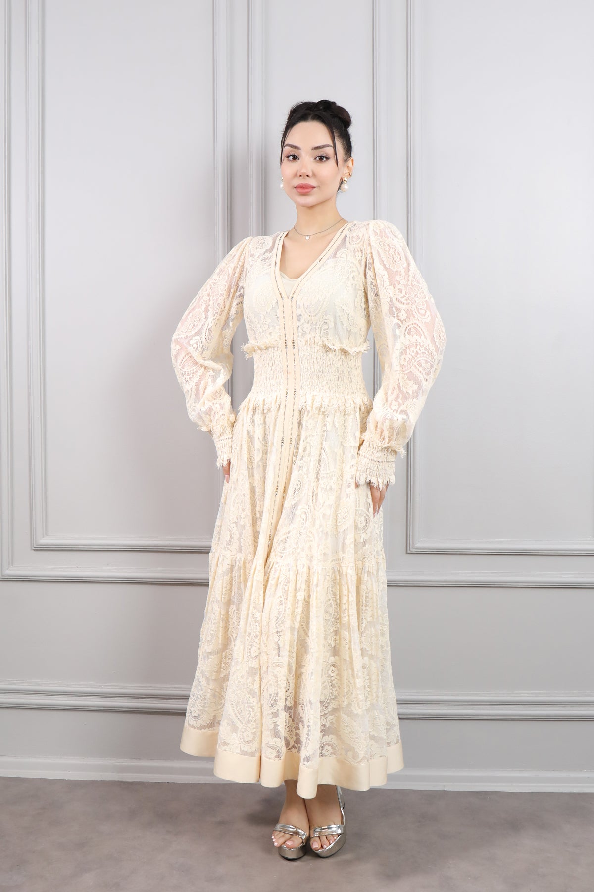 فستان ميدي بياقة مثلثة وتفاصيل فصوص -سكري