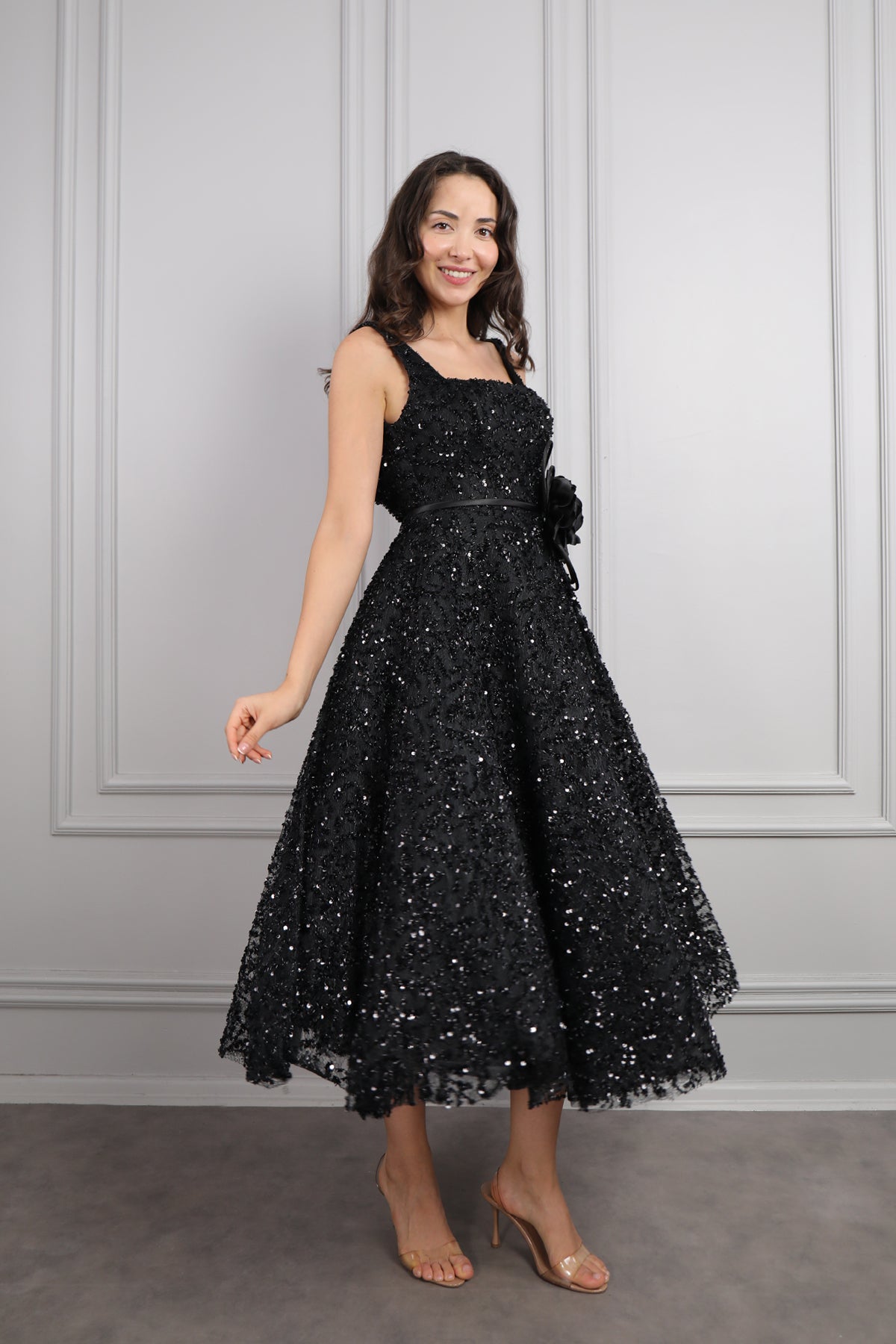 فستان سهرة بياقة مربعة مطرز بالكامل بالترتر -اسود