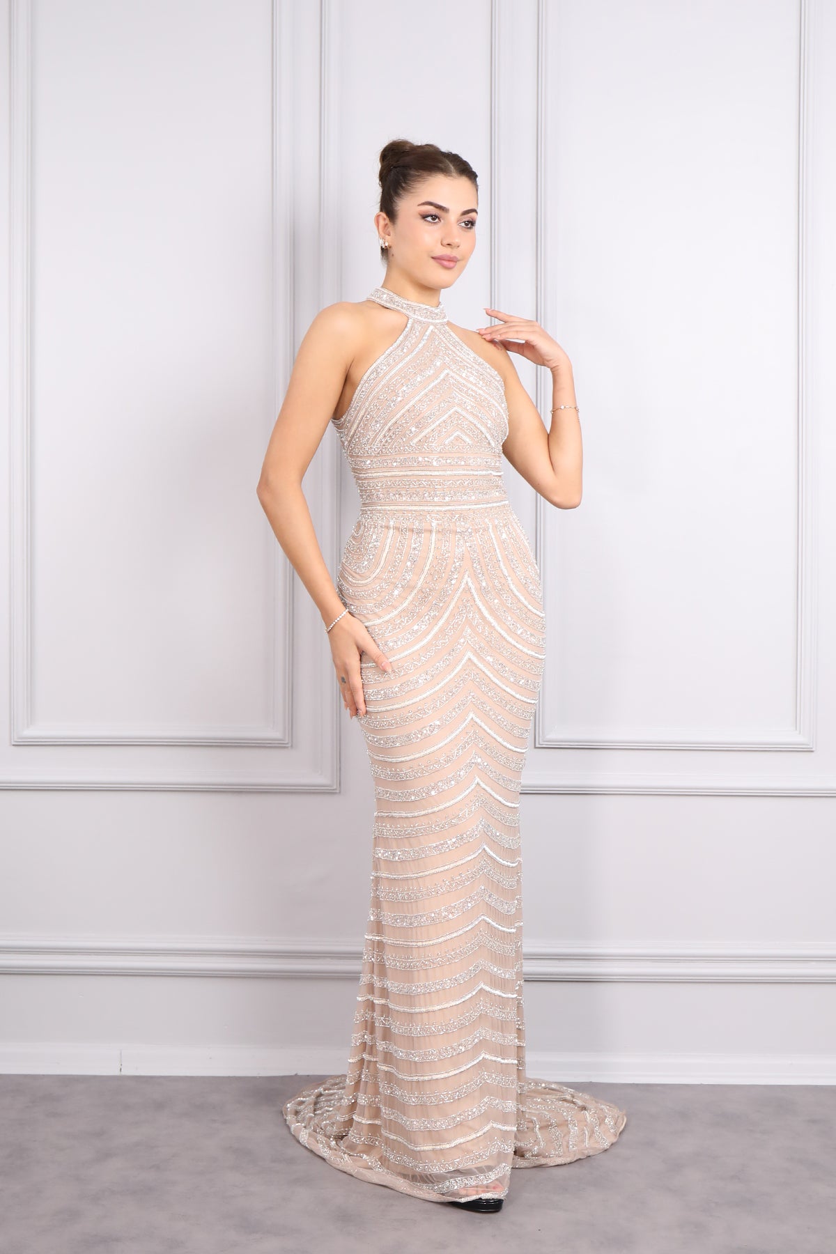 فستان سهرة خناقي بفتحة خلفية مطرز بالكامل من المجموعة الخاصة -ذهبي