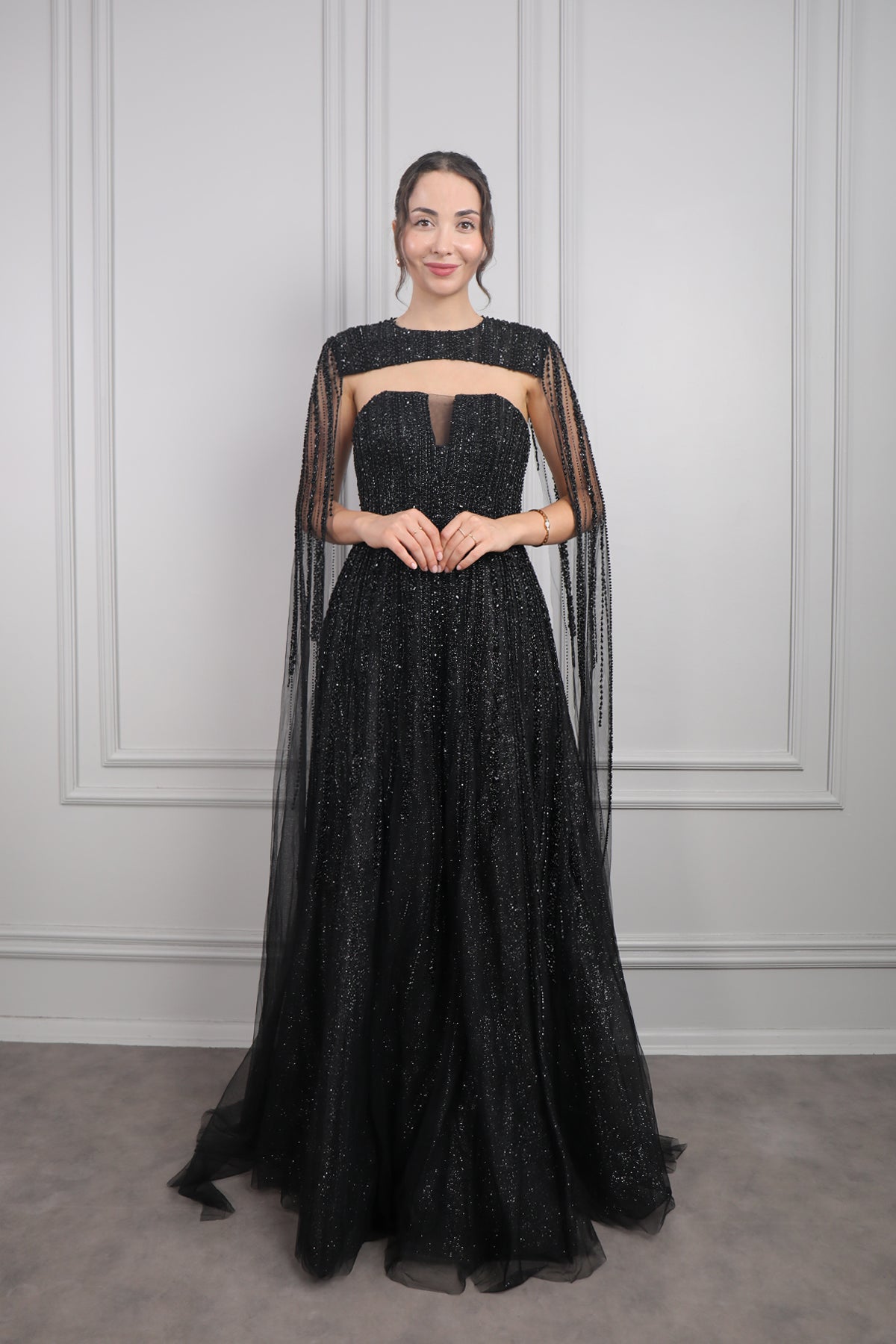 فستان سهرة سترابلس مطرز بالكريستالات مع تفصيل كاب عالكتف من "المجموعة الخاصة" - اسود