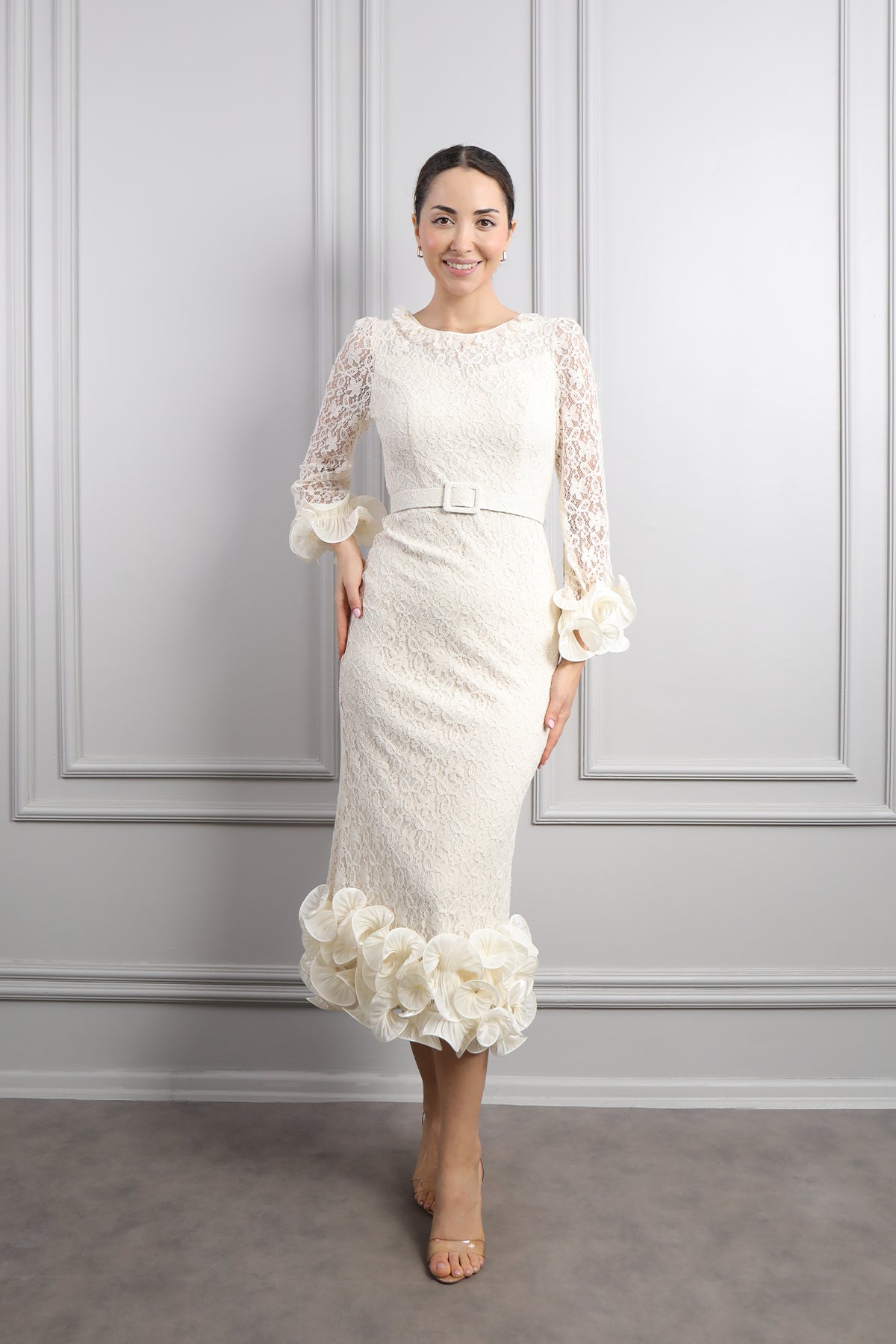 فستان ميدي ساتان بتفاصيل كشكشة عالاكمام والتنورة -بيج