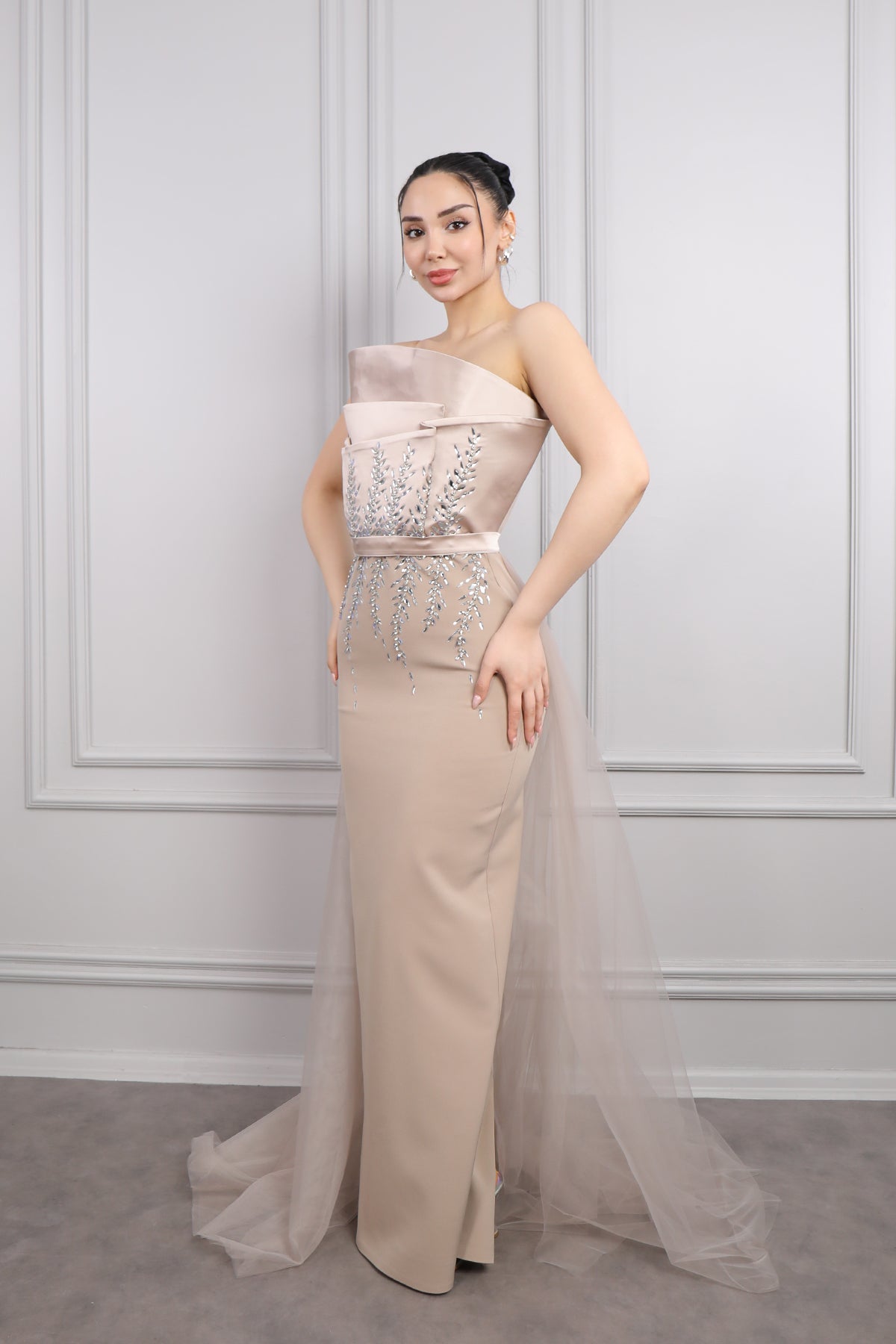 فستان سهرة سترابلس بتطريزات كريستالية وذيل من الخصر -بيج