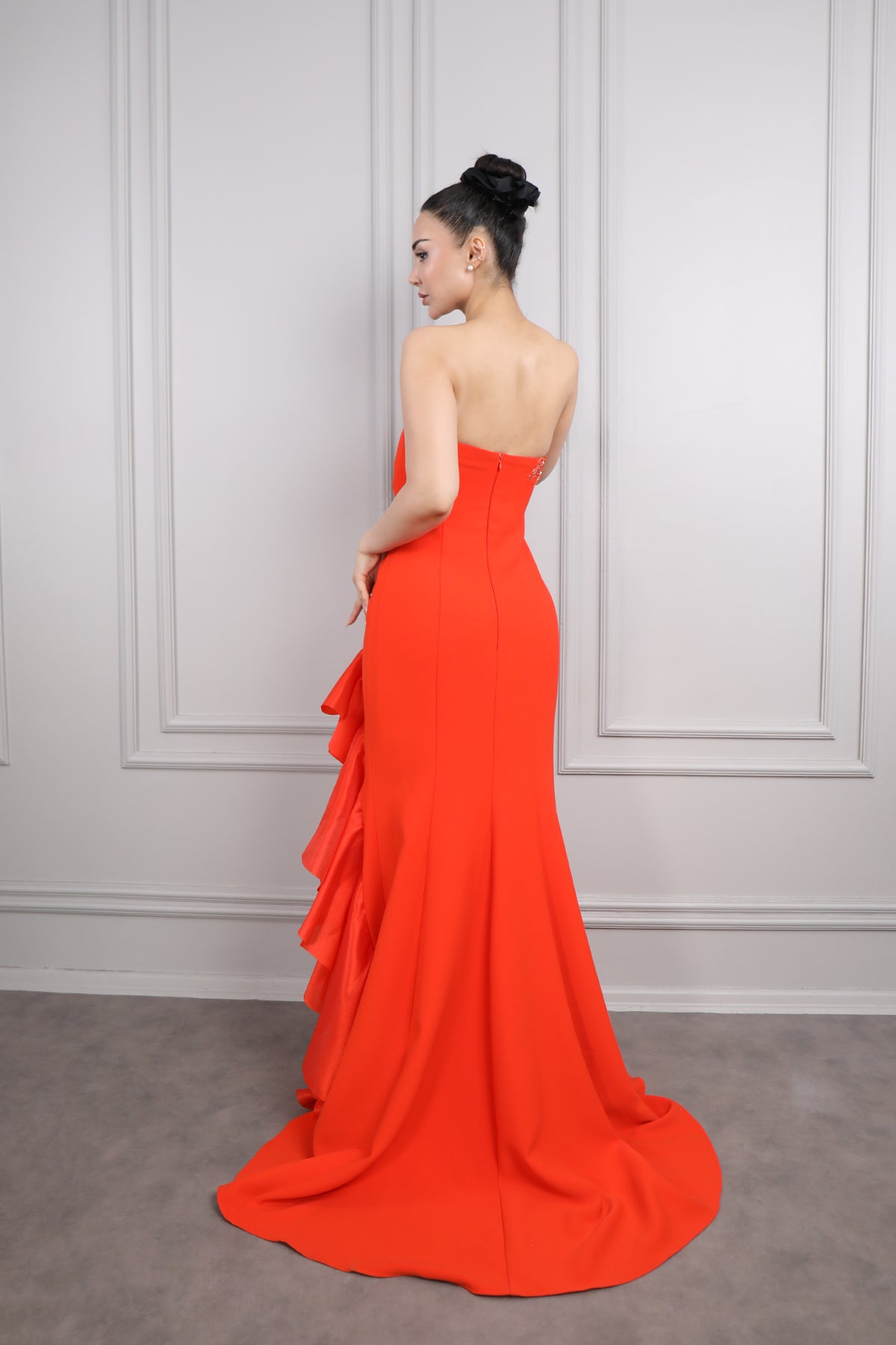 فستان سهرة سترابلس يتطرسزات خرزية وتفاصيل كشكشة مقاس كبير -برتقالي